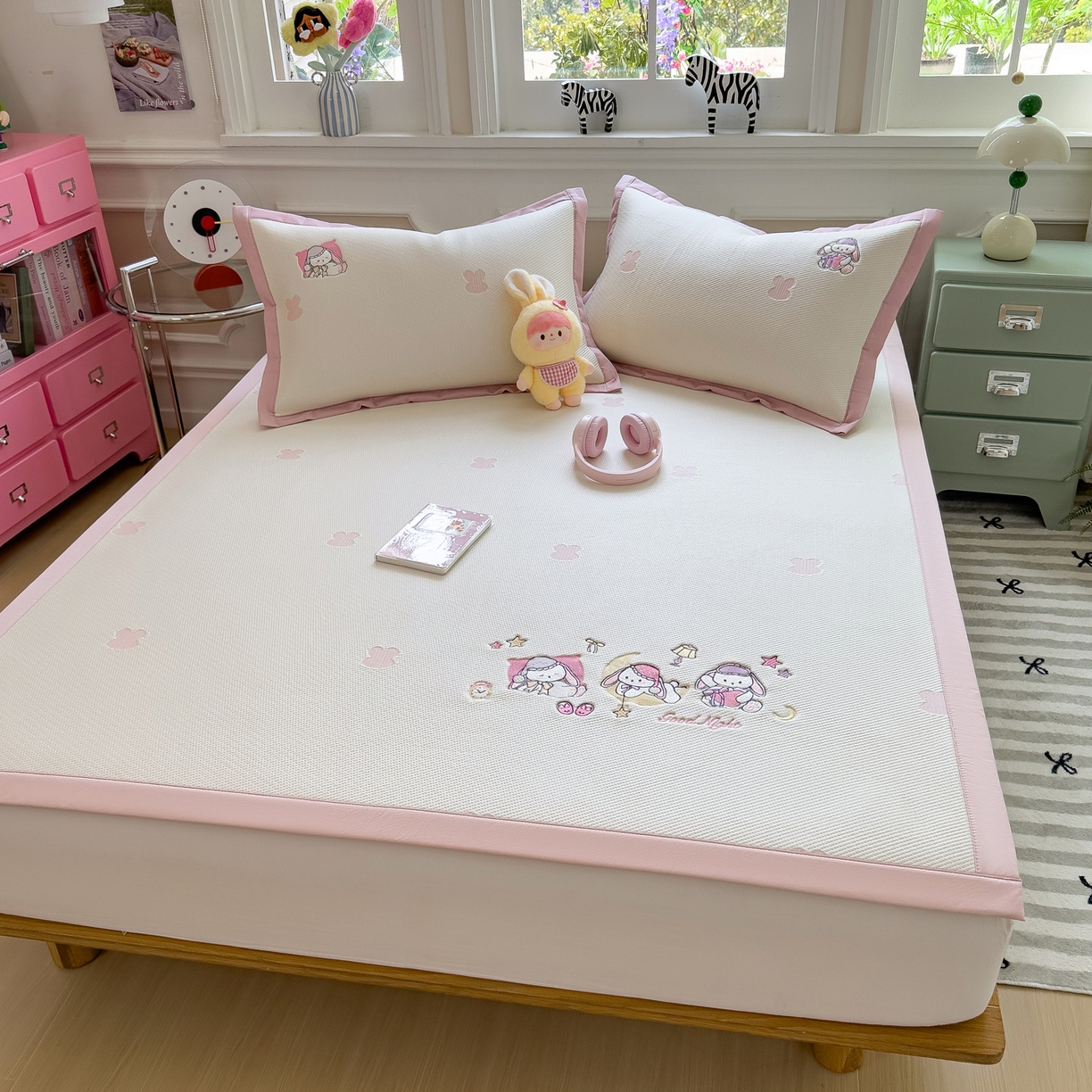 91家纺网 家纺一手货源 找家纺 眠多宝（绒多宝） 2026新款卡通网红风系列凉豆豆三件套 凉豆豆印加绣系列 A类凉豆豆床席床笠--床席款 晚安兔