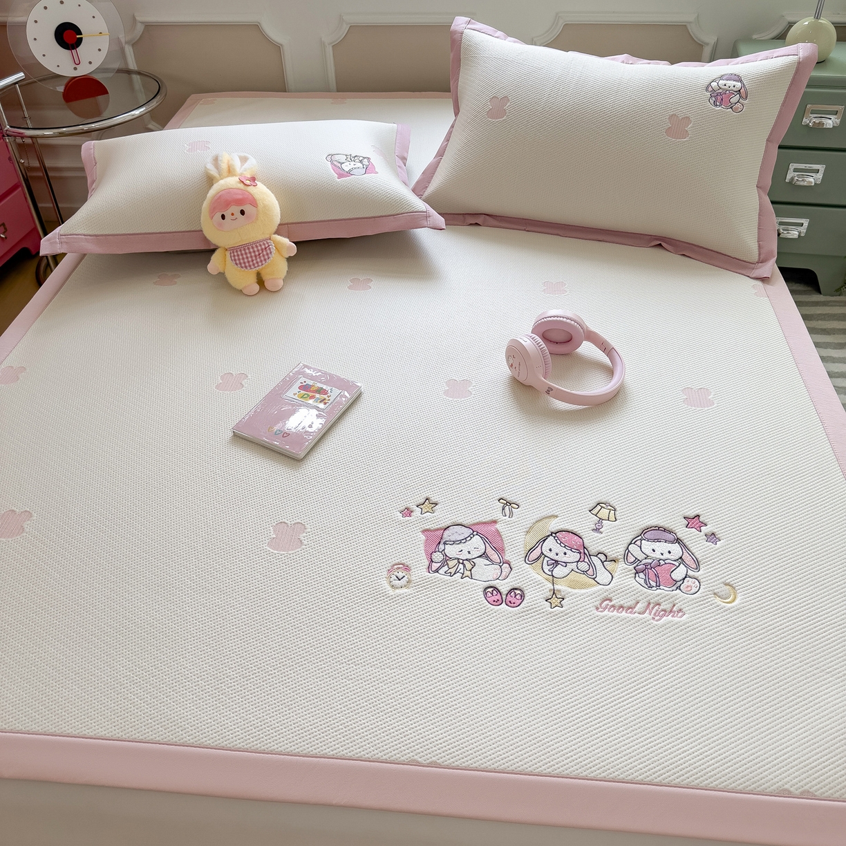 91家纺网 家纺一手货源 找家纺 眠多宝（绒多宝） 2026新款卡通网红风系列凉豆豆三件套 凉豆豆印加绣系列 A类凉豆豆床席床笠--床席款 晚安兔