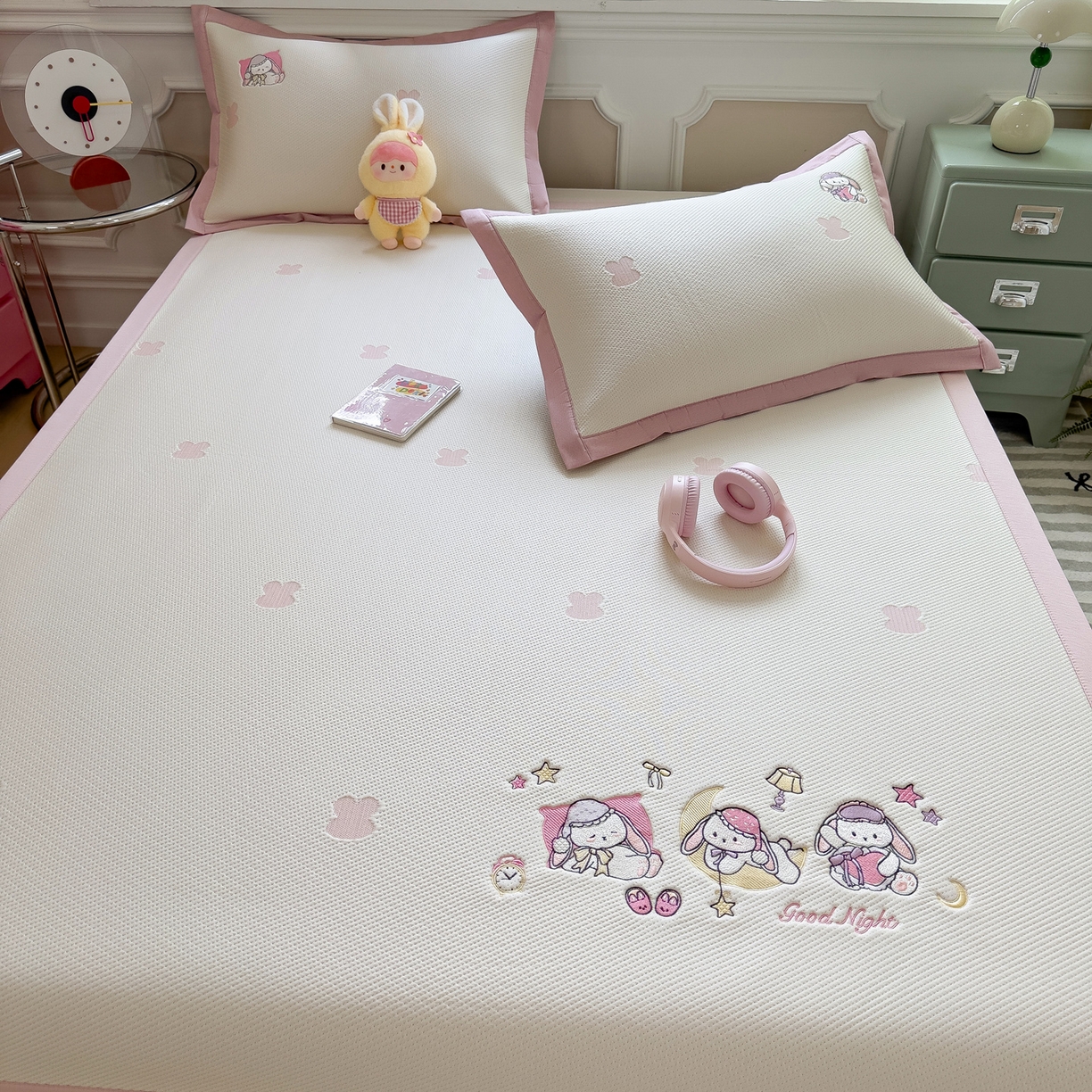 91家纺网 家纺一手货源 找家纺 眠多宝（绒多宝） 2026新款卡通网红风系列凉豆豆三件套 凉豆豆印加绣系列 A类凉豆豆床席床笠--床席款 晚安兔