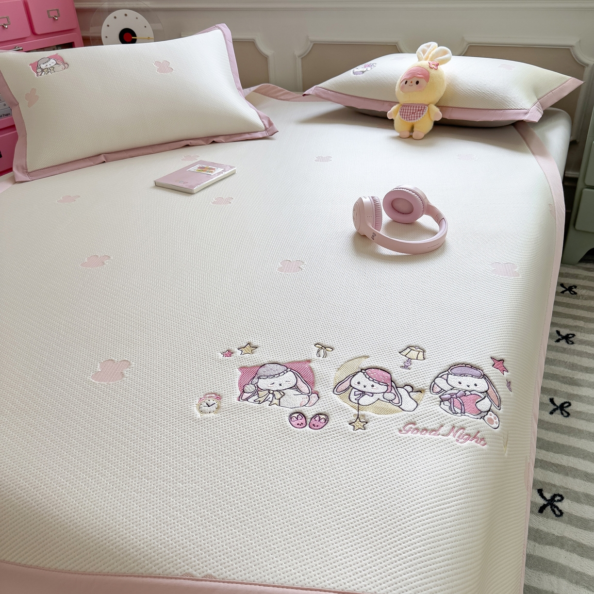 91家纺网 家纺一手货源 找家纺 眠多宝（绒多宝） 2026新款卡通网红风系列凉豆豆三件套 凉豆豆印加绣系列 A类凉豆豆床席床笠--床席款 晚安兔