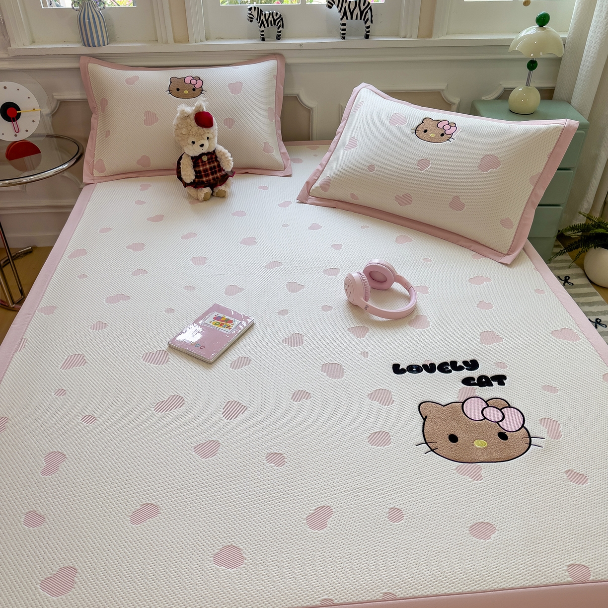 91家纺网 家纺一手货源 找家纺 眠多宝（绒多宝） 2026新款卡通网红风系列凉豆豆三件套 凉豆豆印加绣系列 A类凉豆豆床席床笠--床席款 豹纹KK-粉