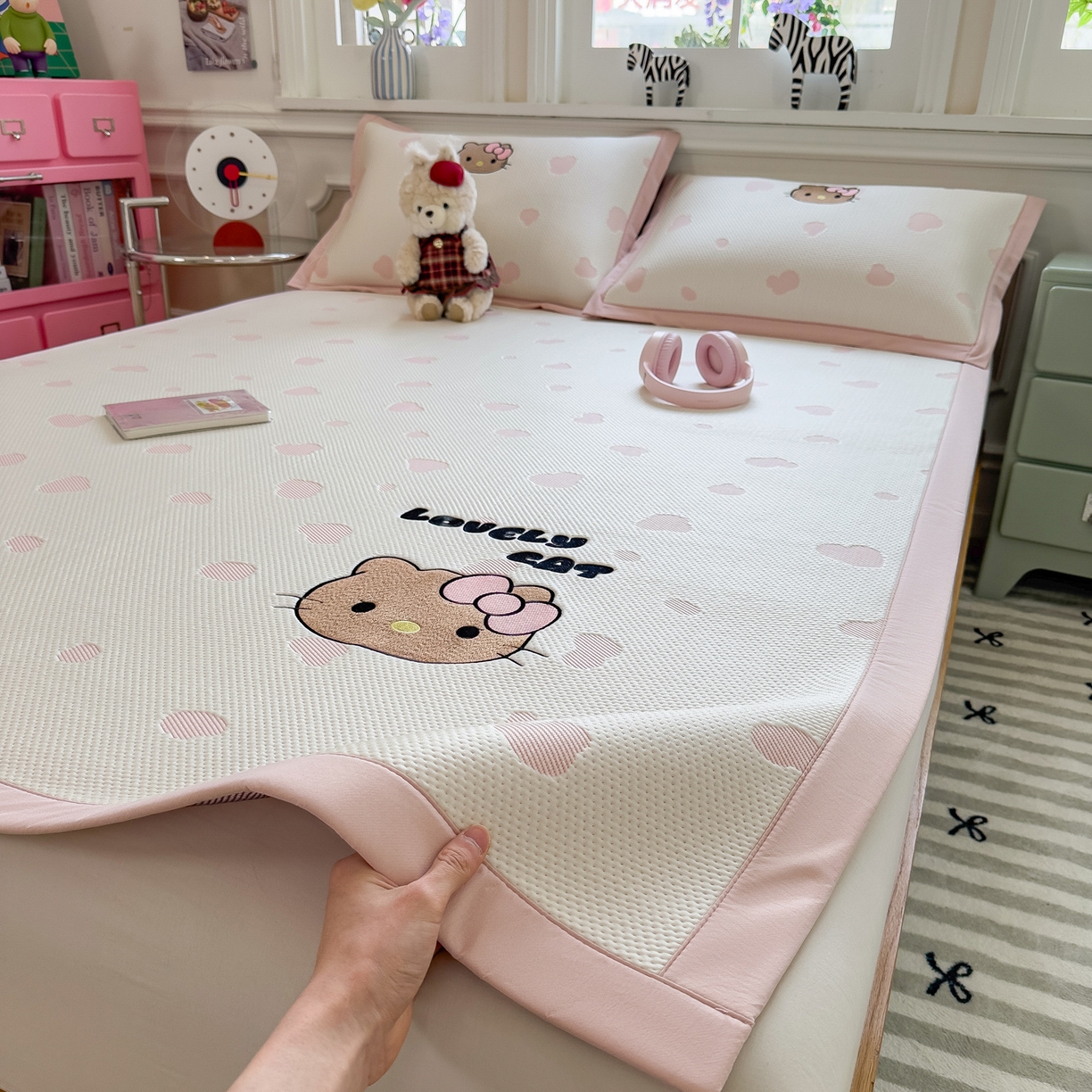 91家纺网 家纺一手货源 找家纺 眠多宝（绒多宝） 2026新款卡通网红风系列凉豆豆三件套 凉豆豆印加绣系列 A类凉豆豆床席床笠--床席款 豹纹KK-粉
