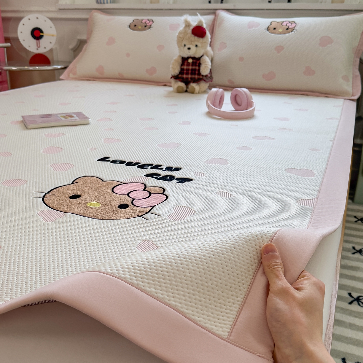 91家纺网 家纺一手货源 找家纺 眠多宝（绒多宝） 2026新款卡通网红风系列凉豆豆三件套 凉豆豆印加绣系列 A类凉豆豆床席床笠--床席款 豹纹KK-粉