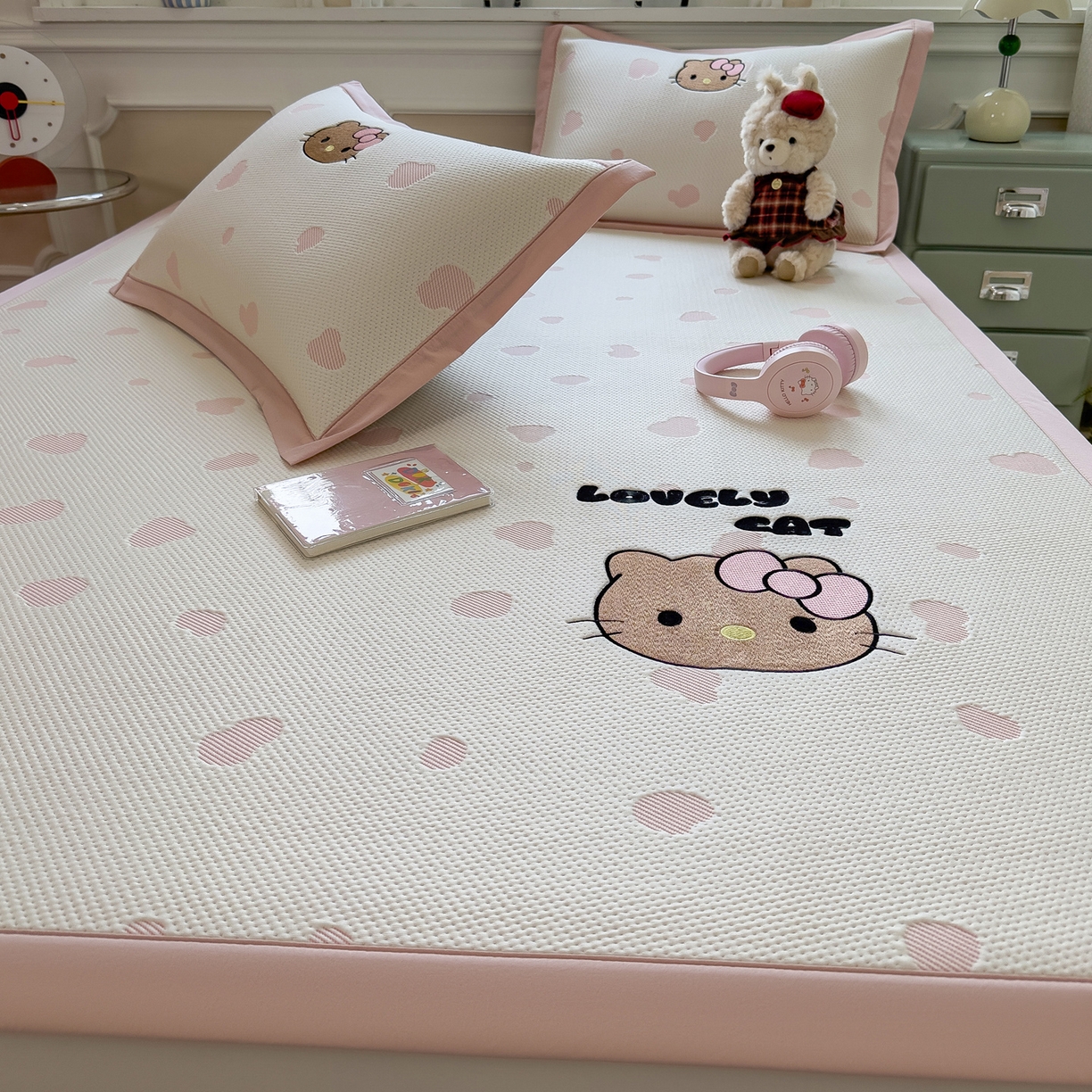 91家纺网 家纺一手货源 找家纺 眠多宝（绒多宝） 2026新款卡通网红风系列凉豆豆三件套 凉豆豆印加绣系列 A类凉豆豆床席床笠--床席款 豹纹KK-粉