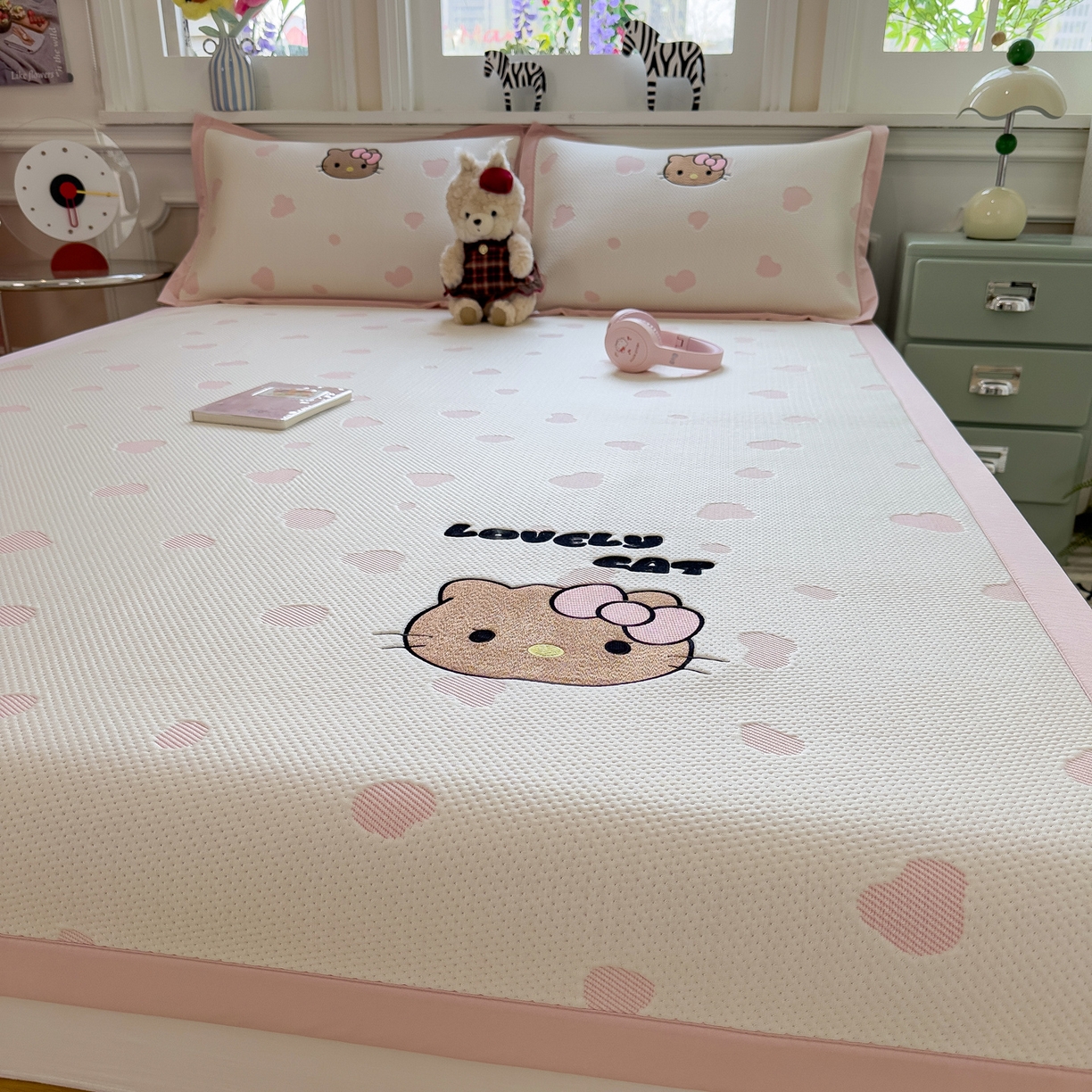 91家纺网 家纺一手货源 找家纺 眠多宝（绒多宝） 2026新款卡通网红风系列凉豆豆三件套 凉豆豆印加绣系列 A类凉豆豆床席床笠--床席款 豹纹KK-粉