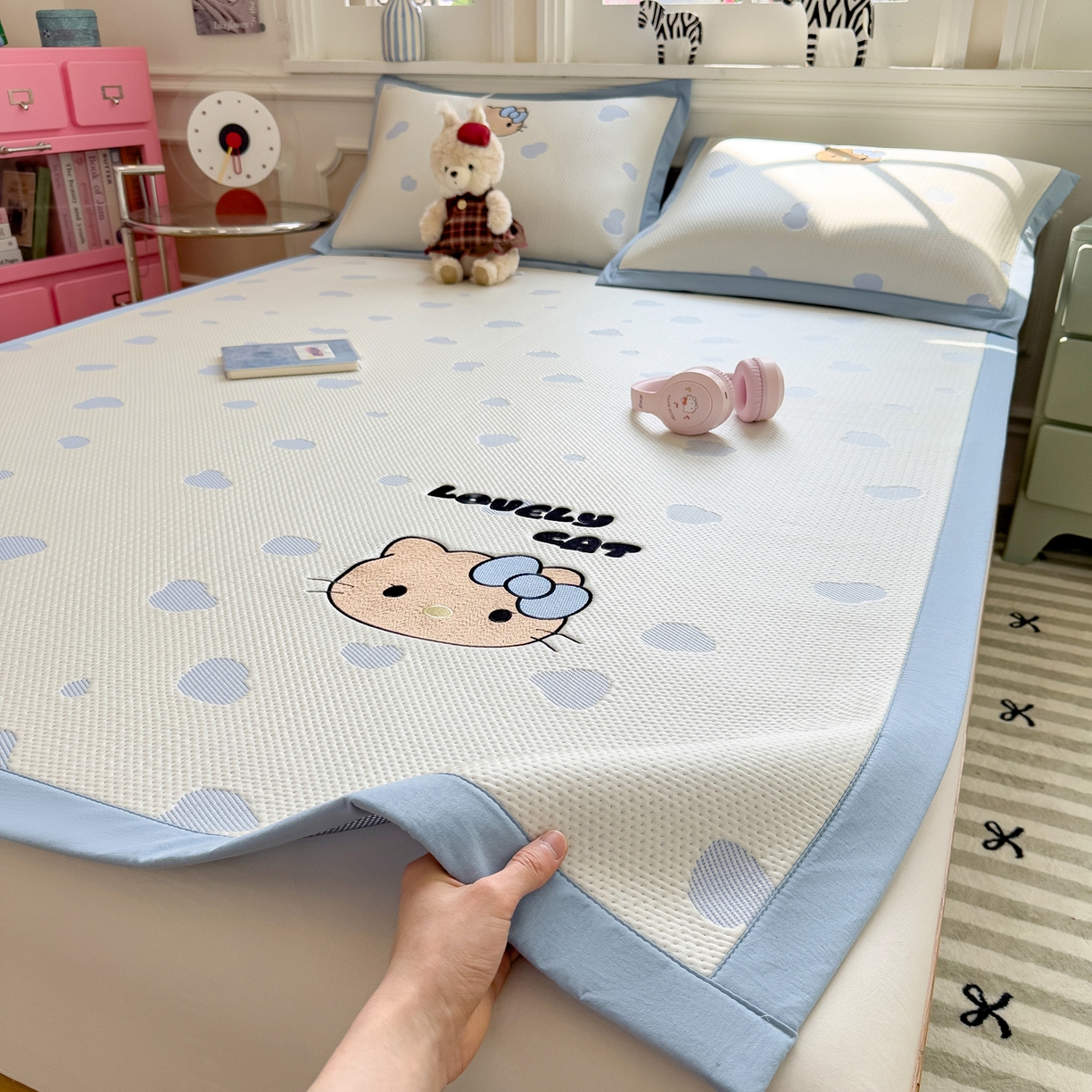 91家纺网 家纺一手货源 找家纺 眠多宝（绒多宝） 2026新款卡通网红风系列凉豆豆三件套 凉豆豆印加绣系列 A类凉豆豆床席床笠--床席款 豹纹KK-蓝