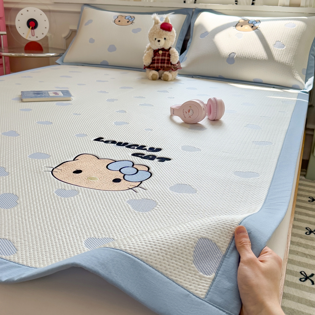 91家纺网 家纺一手货源 找家纺 眠多宝（绒多宝） 2026新款卡通网红风系列凉豆豆三件套 凉豆豆印加绣系列 A类凉豆豆床席床笠--床席款 豹纹KK-蓝