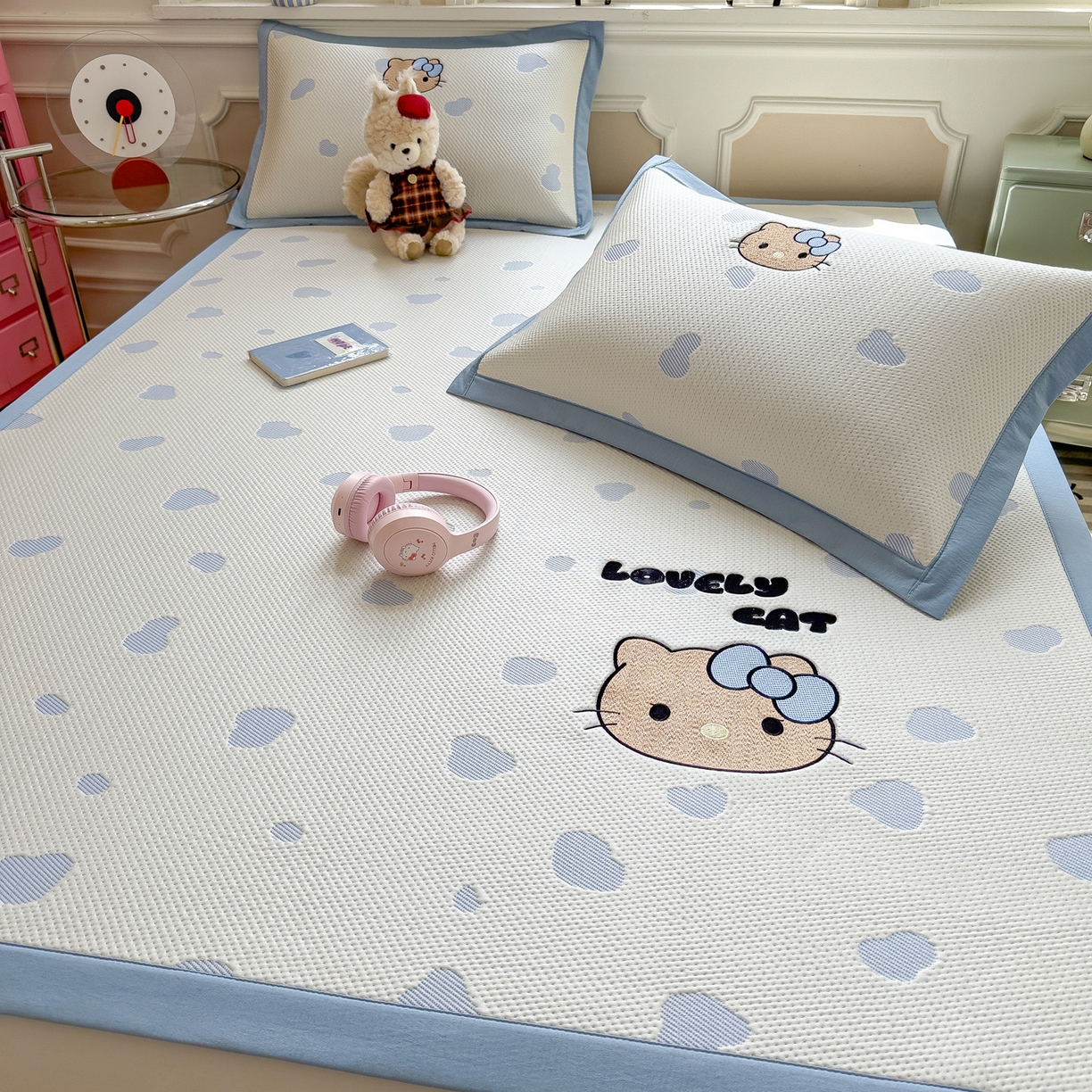 91家纺网 家纺一手货源 找家纺 眠多宝（绒多宝） 2026新款卡通网红风系列凉豆豆三件套 凉豆豆印加绣系列 A类凉豆豆床席床笠--床席款 豹纹KK-蓝