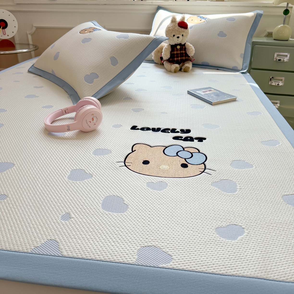 91家纺网 家纺一手货源 找家纺 眠多宝（绒多宝） 2026新款卡通网红风系列凉豆豆三件套 凉豆豆印加绣系列 A类凉豆豆床席床笠--床席款 豹纹KK-蓝