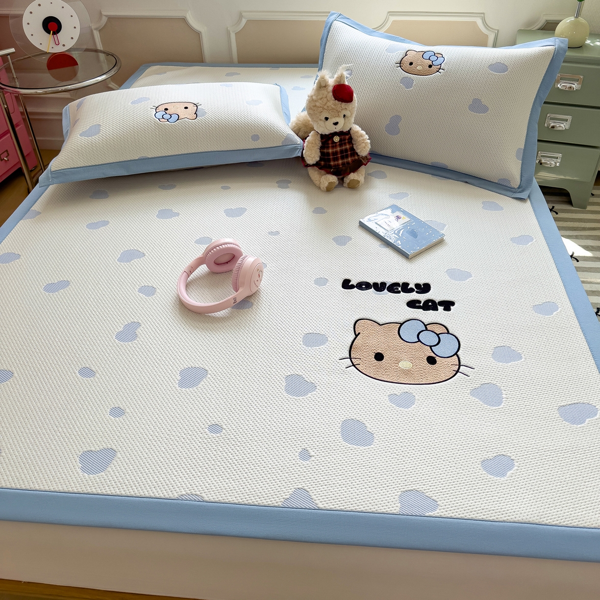 91家纺网 家纺一手货源 找家纺 眠多宝（绒多宝） 2026新款卡通网红风系列凉豆豆三件套 凉豆豆印加绣系列 A类凉豆豆床席床笠--床席款 豹纹KK-蓝