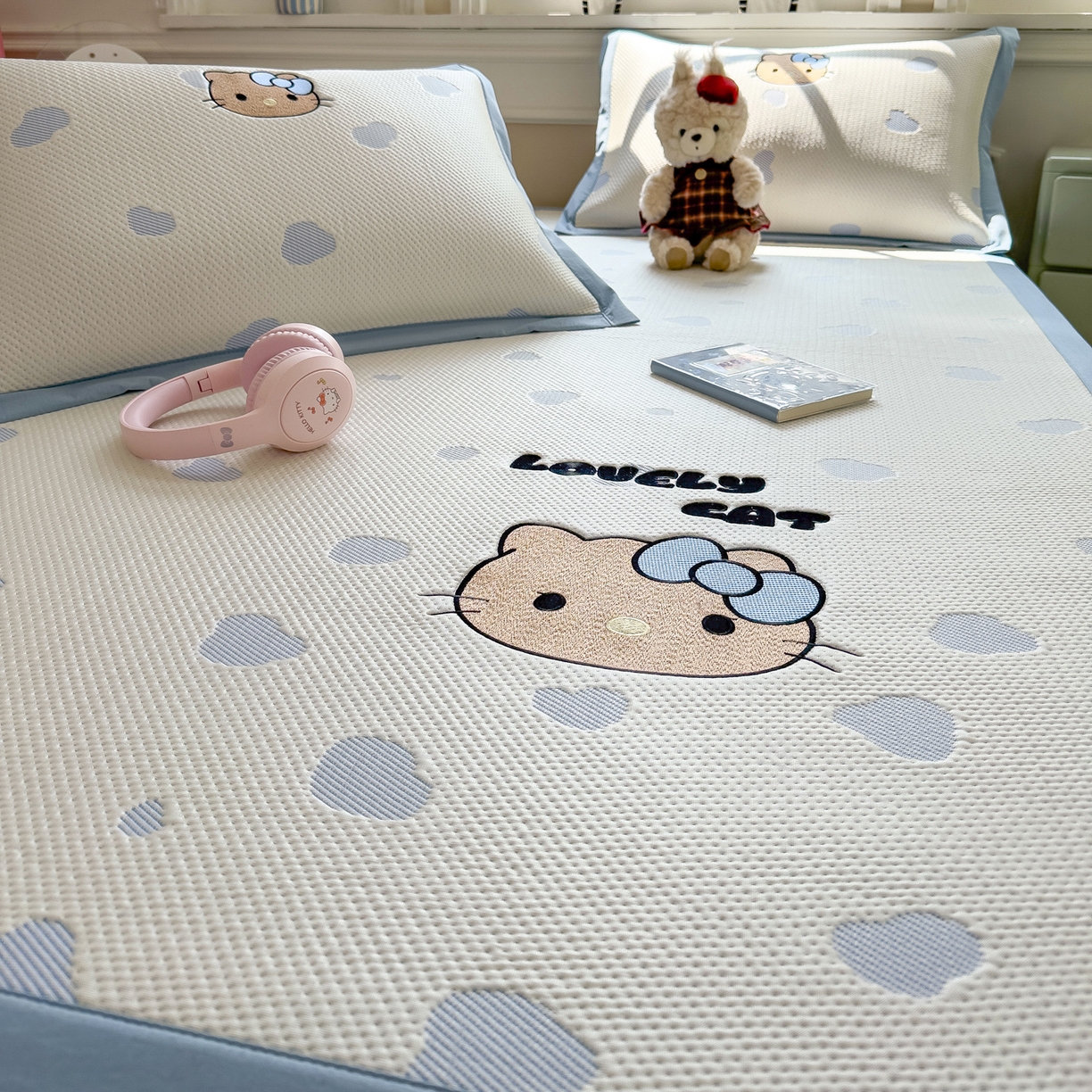 91家纺网 家纺一手货源 找家纺 眠多宝（绒多宝） 2026新款卡通网红风系列凉豆豆三件套 凉豆豆印加绣系列 A类凉豆豆床席床笠--床席款 豹纹KK-蓝