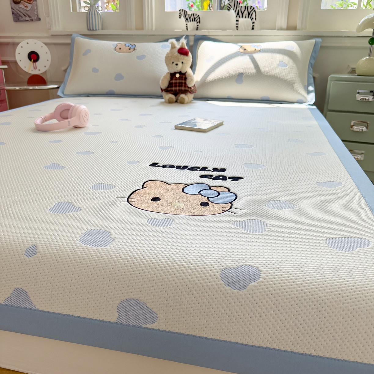 91家纺网 家纺一手货源 找家纺 眠多宝（绒多宝） 2026新款卡通网红风系列凉豆豆三件套 凉豆豆印加绣系列 A类凉豆豆床席床笠--床席款 豹纹KK-蓝