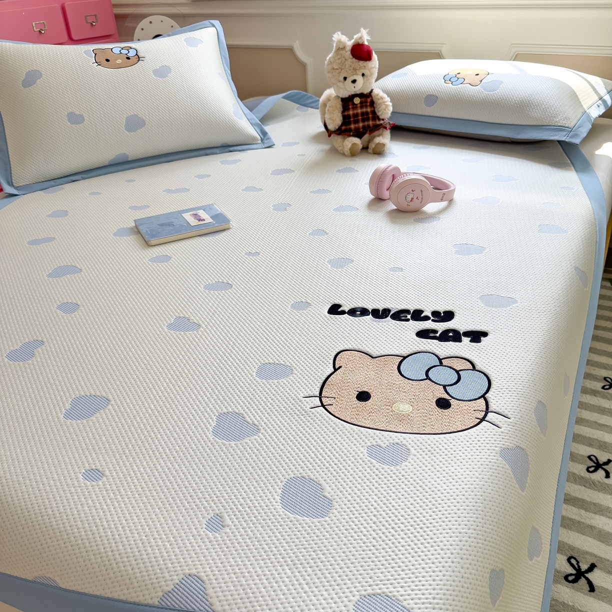 91家纺网 家纺一手货源 找家纺 眠多宝（绒多宝） 2026新款卡通网红风系列凉豆豆三件套 凉豆豆印加绣系列 A类凉豆豆床席床笠--床席款 豹纹KK-蓝