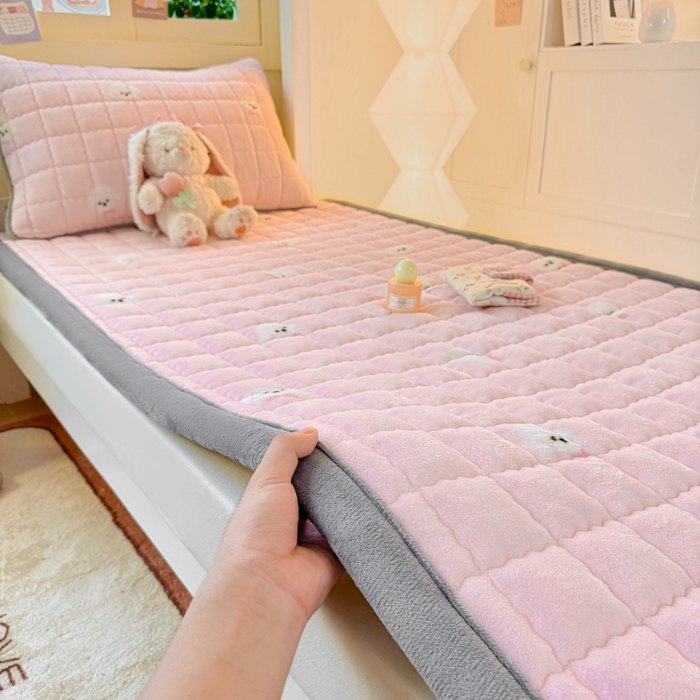 91家纺网 家纺一手货源 找家纺 （总）欧妮家纺 2025新款A类水晶边牛奶绒夹棉床褥垫床垫褥子（提供买家秀）