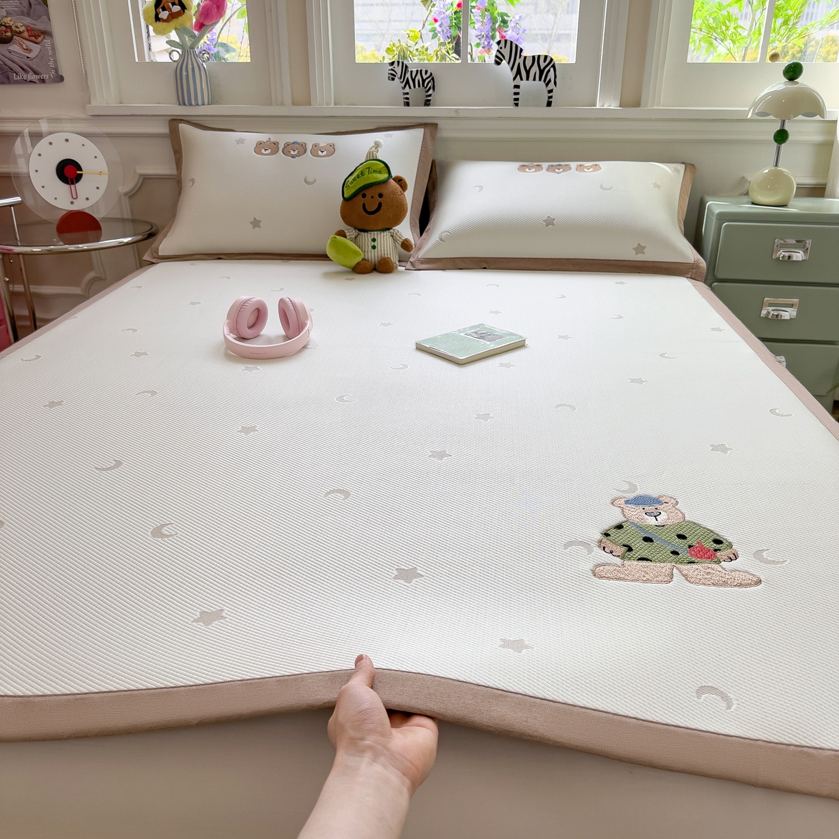 眠多宝（绒多宝） 2026新款卡通网红风系列凉豆豆三件套 凉豆豆印加绣系列 A类凉豆豆床席床笠--床席款 呆酱熊