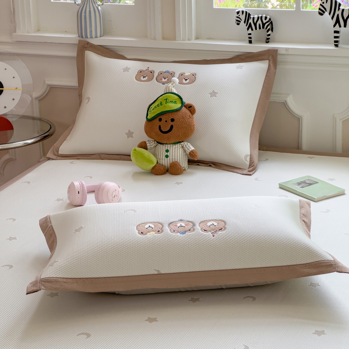 91家纺网 家纺一手货源 找家纺 眠多宝（绒多宝） 2026新款卡通网红风系列凉豆豆三件套 凉豆豆印加绣系列 A类凉豆豆床席床笠--床席款 呆酱熊