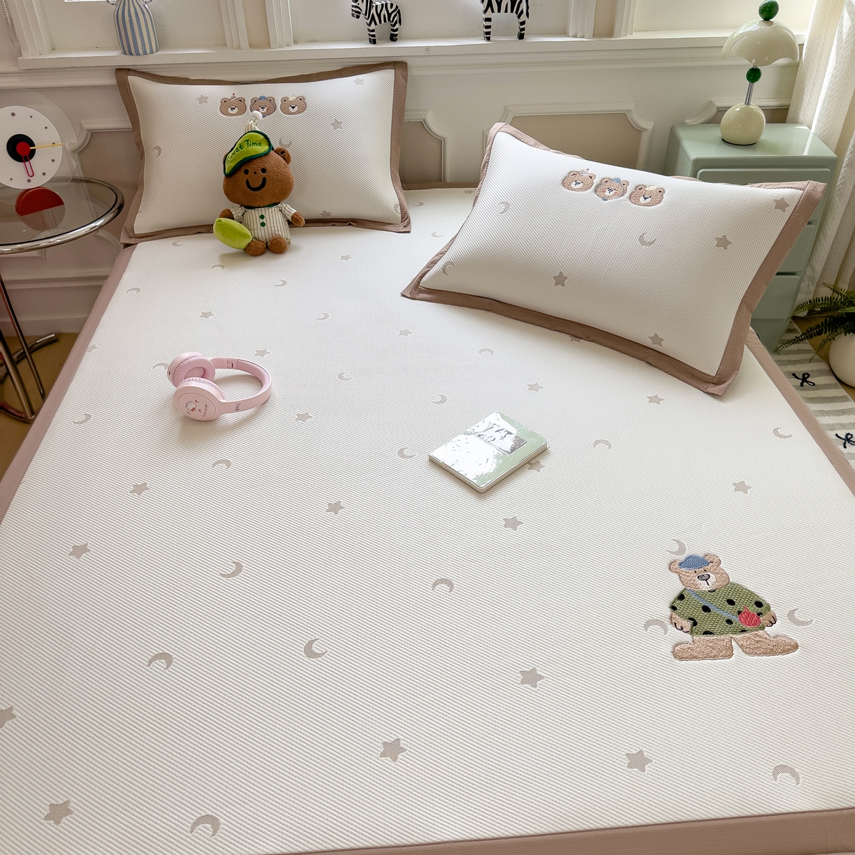 91家纺网 家纺一手货源 找家纺 眠多宝（绒多宝） 2026新款卡通网红风系列凉豆豆三件套 凉豆豆印加绣系列 A类凉豆豆床席床笠--床席款 呆酱熊