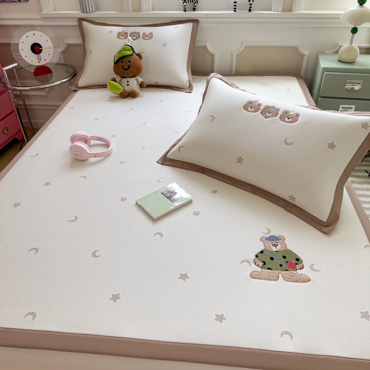 91家纺网 家纺一手货源 找家纺 眠多宝（绒多宝） 2026新款卡通网红风系列凉豆豆三件套 凉豆豆印加绣系列 A类凉豆豆床席床笠--床席款 呆酱熊