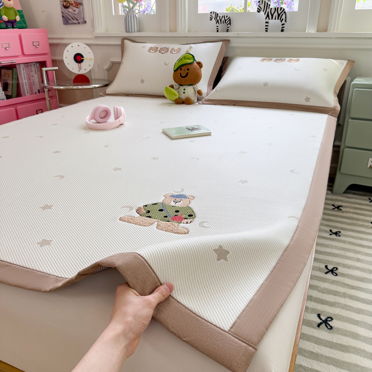 91家纺网 家纺一手货源 找家纺 眠多宝（绒多宝） 2026新款卡通网红风系列凉豆豆三件套 凉豆豆印加绣系列 A类凉豆豆床席床笠--床席款 呆酱熊