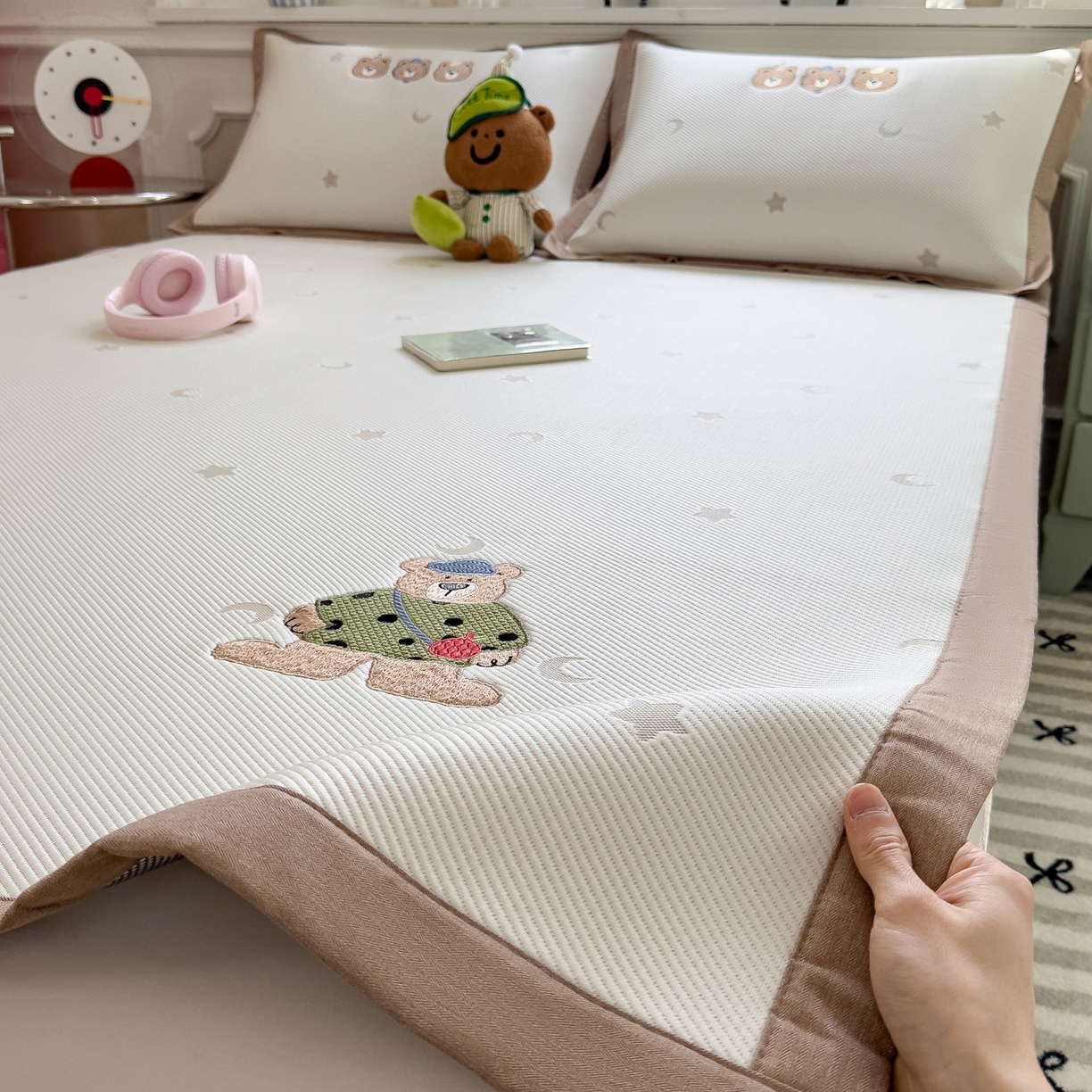 91家纺网 家纺一手货源 找家纺 眠多宝（绒多宝） 2026新款卡通网红风系列凉豆豆三件套 凉豆豆印加绣系列 A类凉豆豆床席床笠--床席款 呆酱熊