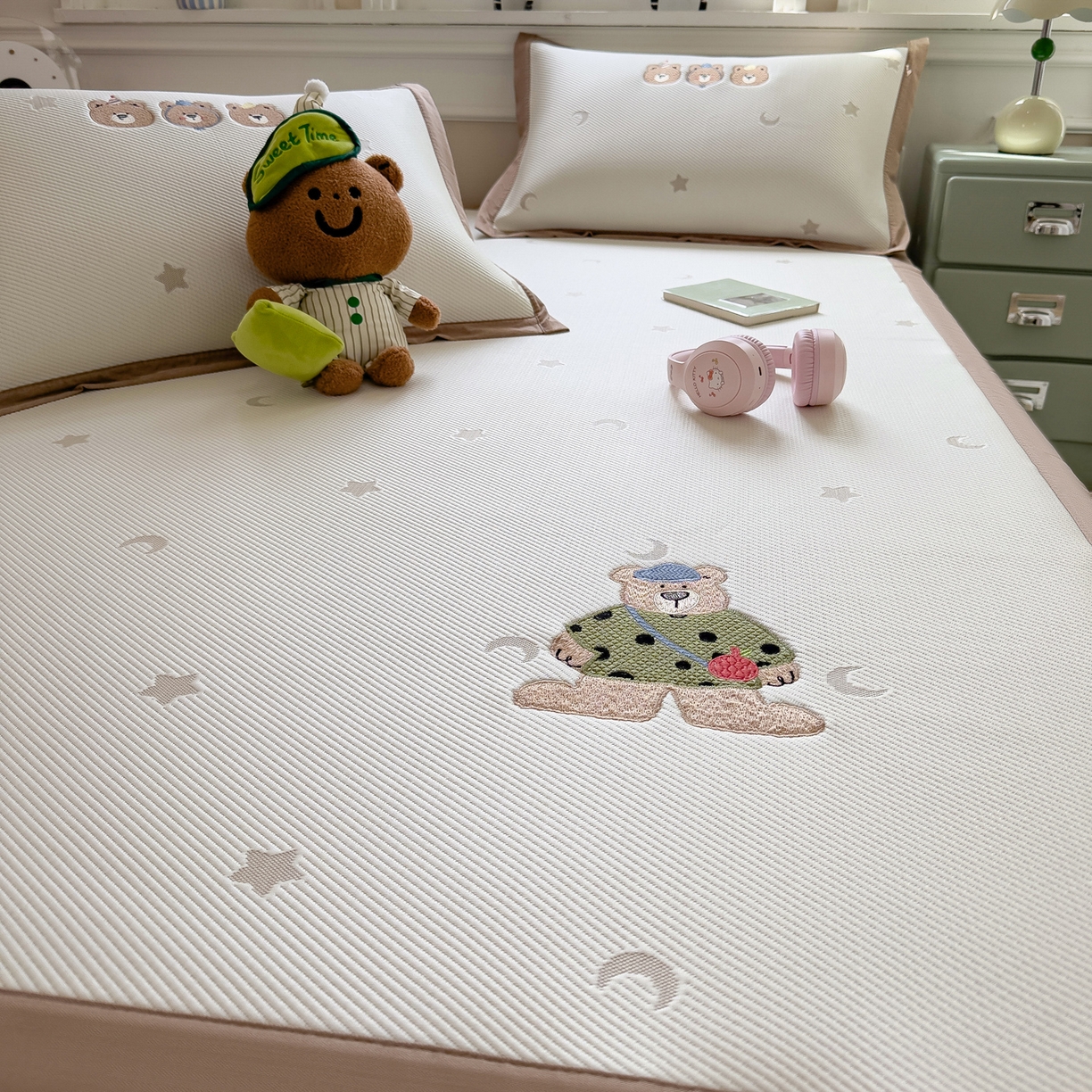 91家纺网 家纺一手货源 找家纺 眠多宝（绒多宝） 2026新款卡通网红风系列凉豆豆三件套 凉豆豆印加绣系列 A类凉豆豆床席床笠--床席款 呆酱熊