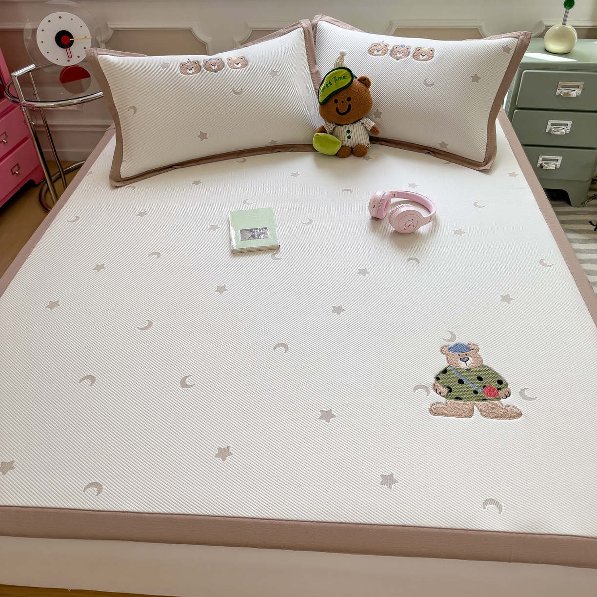 91家纺网 家纺一手货源 找家纺 眠多宝（绒多宝） 2026新款卡通网红风系列凉豆豆三件套 凉豆豆印加绣系列 A类凉豆豆床席床笠--床席款 呆酱熊