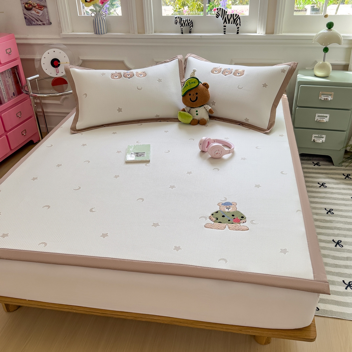 91家纺网 家纺一手货源 找家纺 眠多宝（绒多宝） 2026新款卡通网红风系列凉豆豆三件套 凉豆豆印加绣系列 A类凉豆豆床席床笠--床席款 呆酱熊