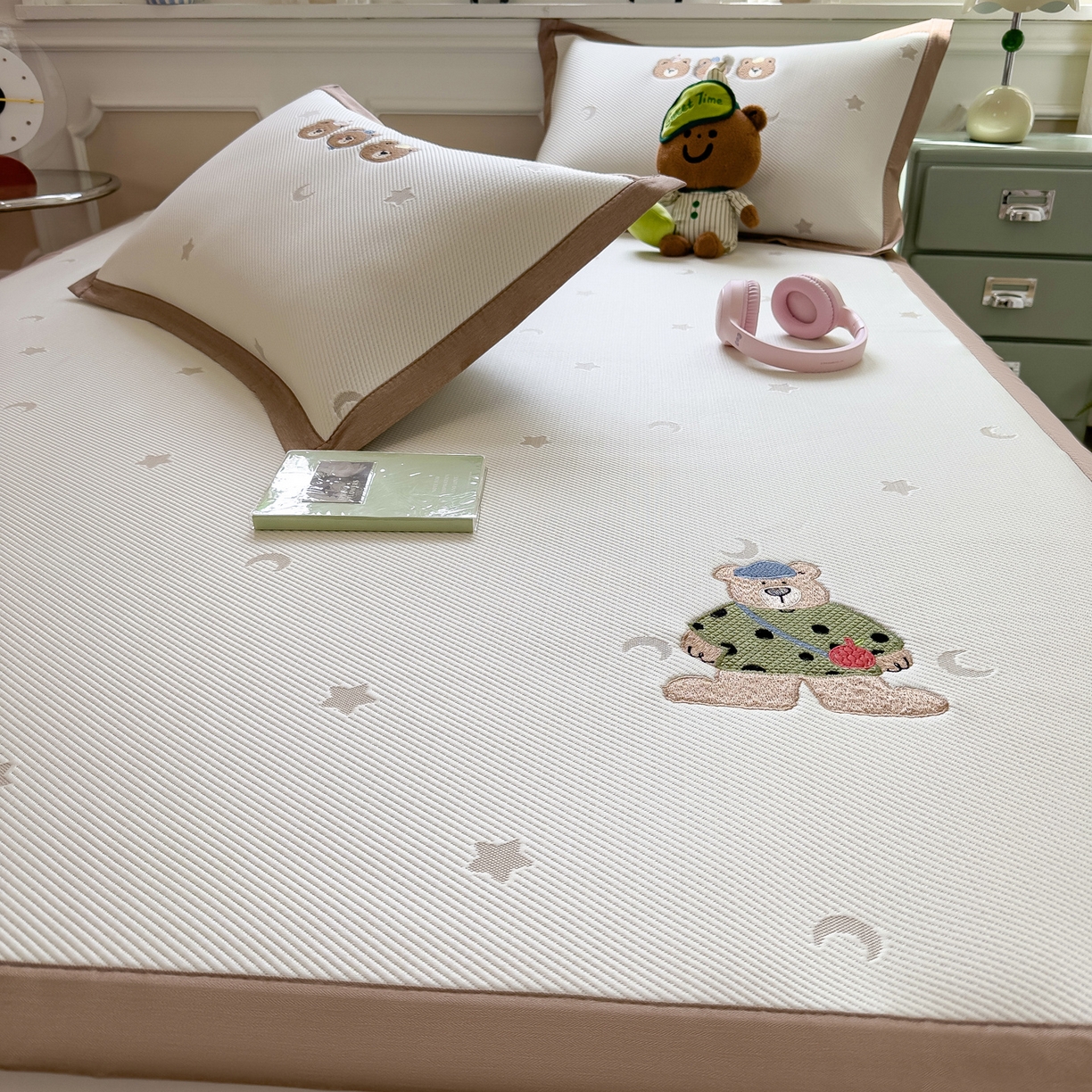 91家纺网 家纺一手货源 找家纺 眠多宝（绒多宝） 2026新款卡通网红风系列凉豆豆三件套 凉豆豆印加绣系列 A类凉豆豆床席床笠--床席款 呆酱熊