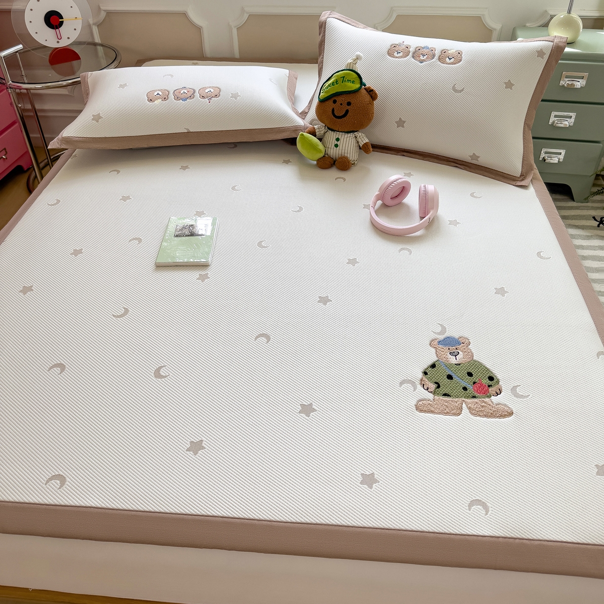 91家纺网 家纺一手货源 找家纺 眠多宝（绒多宝） 2026新款卡通网红风系列凉豆豆三件套 凉豆豆印加绣系列 A类凉豆豆床席床笠--床席款 呆酱熊