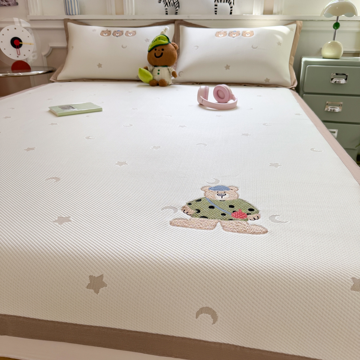 91家纺网 家纺一手货源 找家纺 眠多宝（绒多宝） 2026新款卡通网红风系列凉豆豆三件套 凉豆豆印加绣系列 A类凉豆豆床席床笠--床席款 呆酱熊