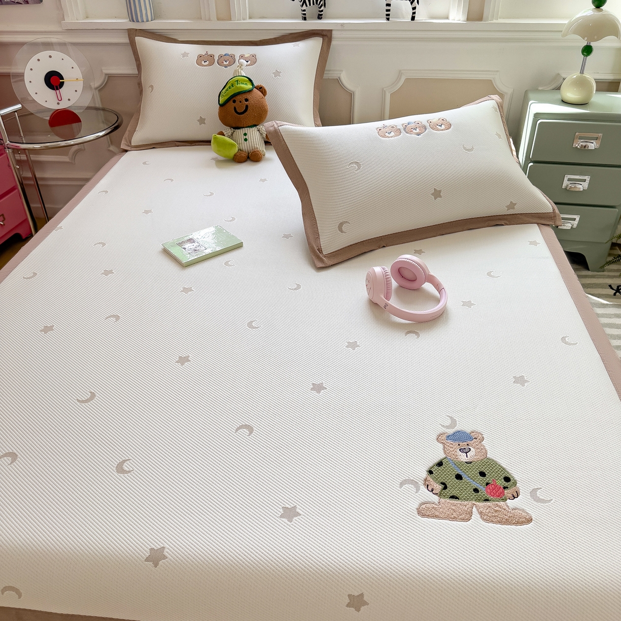 91家纺网 家纺一手货源 找家纺 眠多宝（绒多宝） 2026新款卡通网红风系列凉豆豆三件套 凉豆豆印加绣系列 A类凉豆豆床席床笠--床席款 呆酱熊