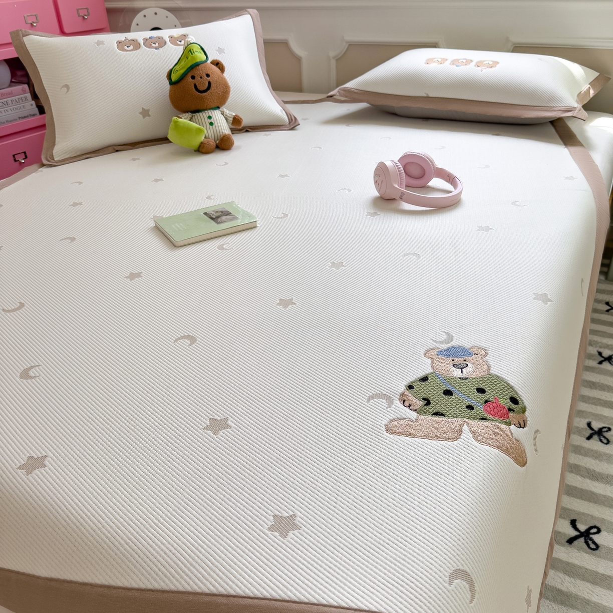 91家纺网 家纺一手货源 找家纺 眠多宝（绒多宝） 2026新款卡通网红风系列凉豆豆三件套 凉豆豆印加绣系列 A类凉豆豆床席床笠--床席款 呆酱熊