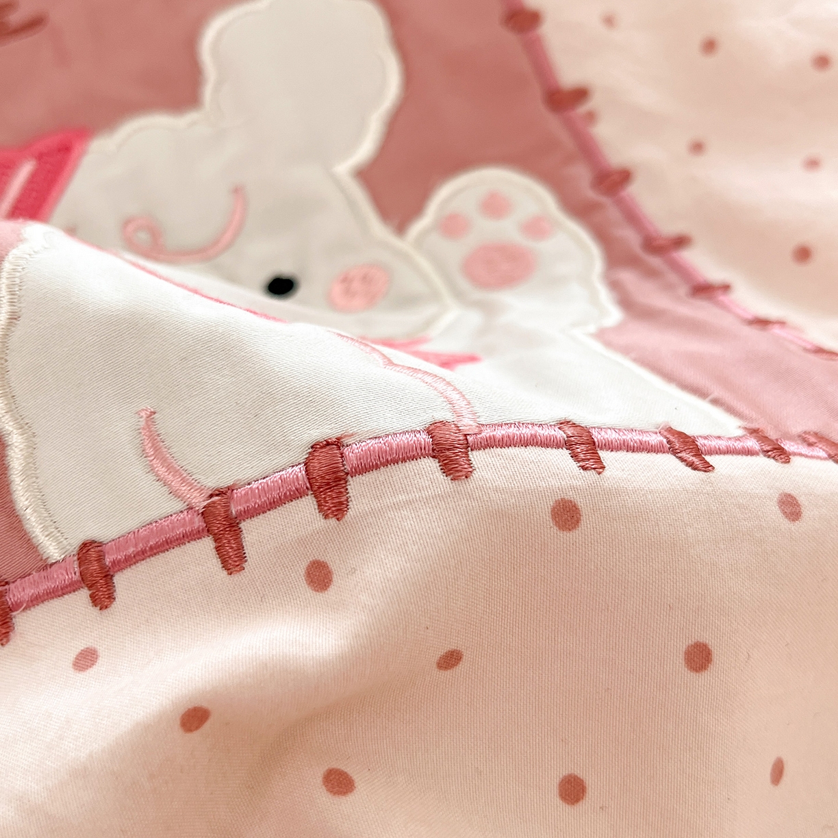 91家纺网 家纺一手货源 找家纺 一加一 2026春夏新款云小棉贴布绣花大豆夏凉被空调被夏被四件套 波点小狗