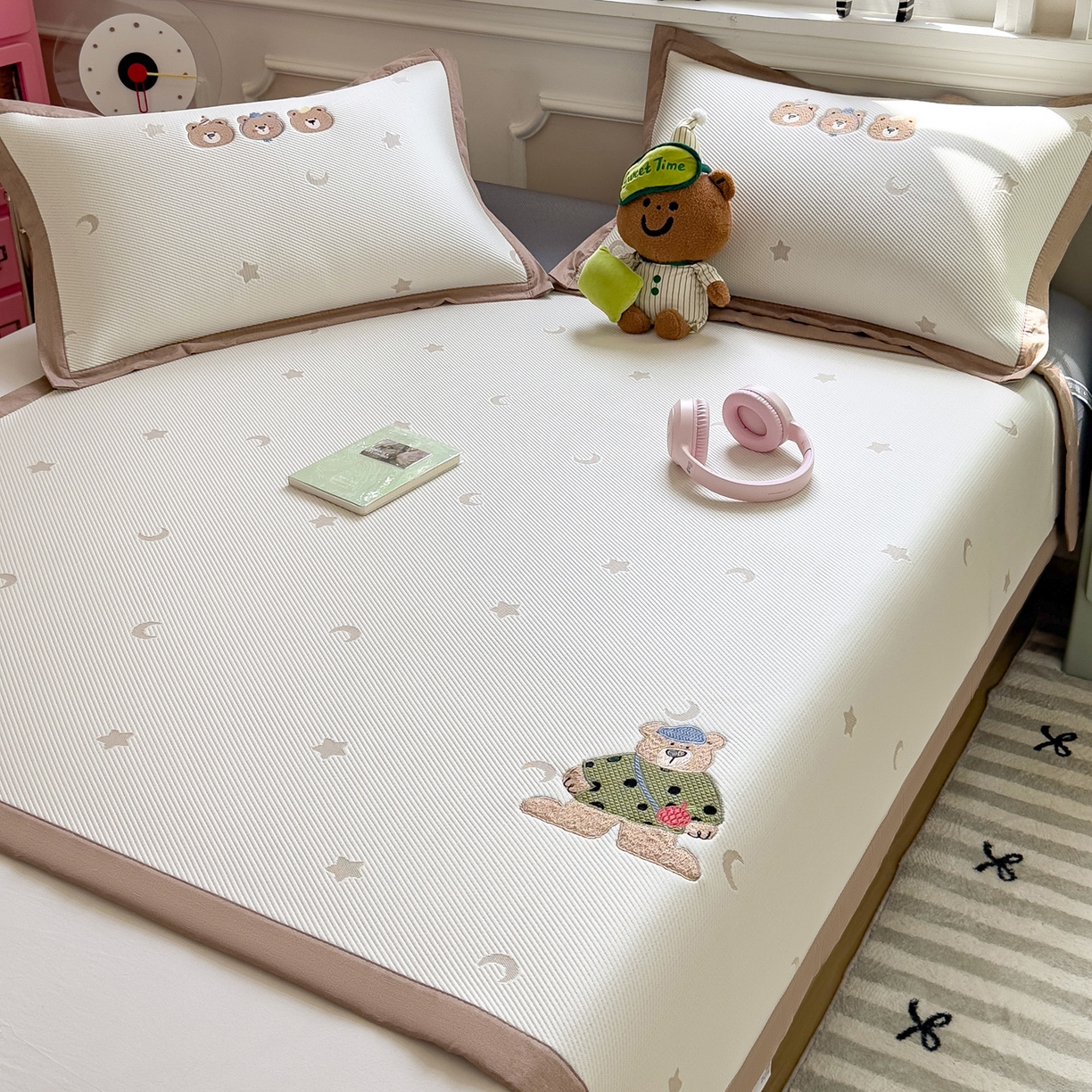 91家纺网 家纺一手货源 找家纺 眠多宝（绒多宝） 2026新款卡通网红风系列凉豆豆三件套 凉豆豆印加绣系列 A类凉豆豆床席床笠--床席款 呆酱熊