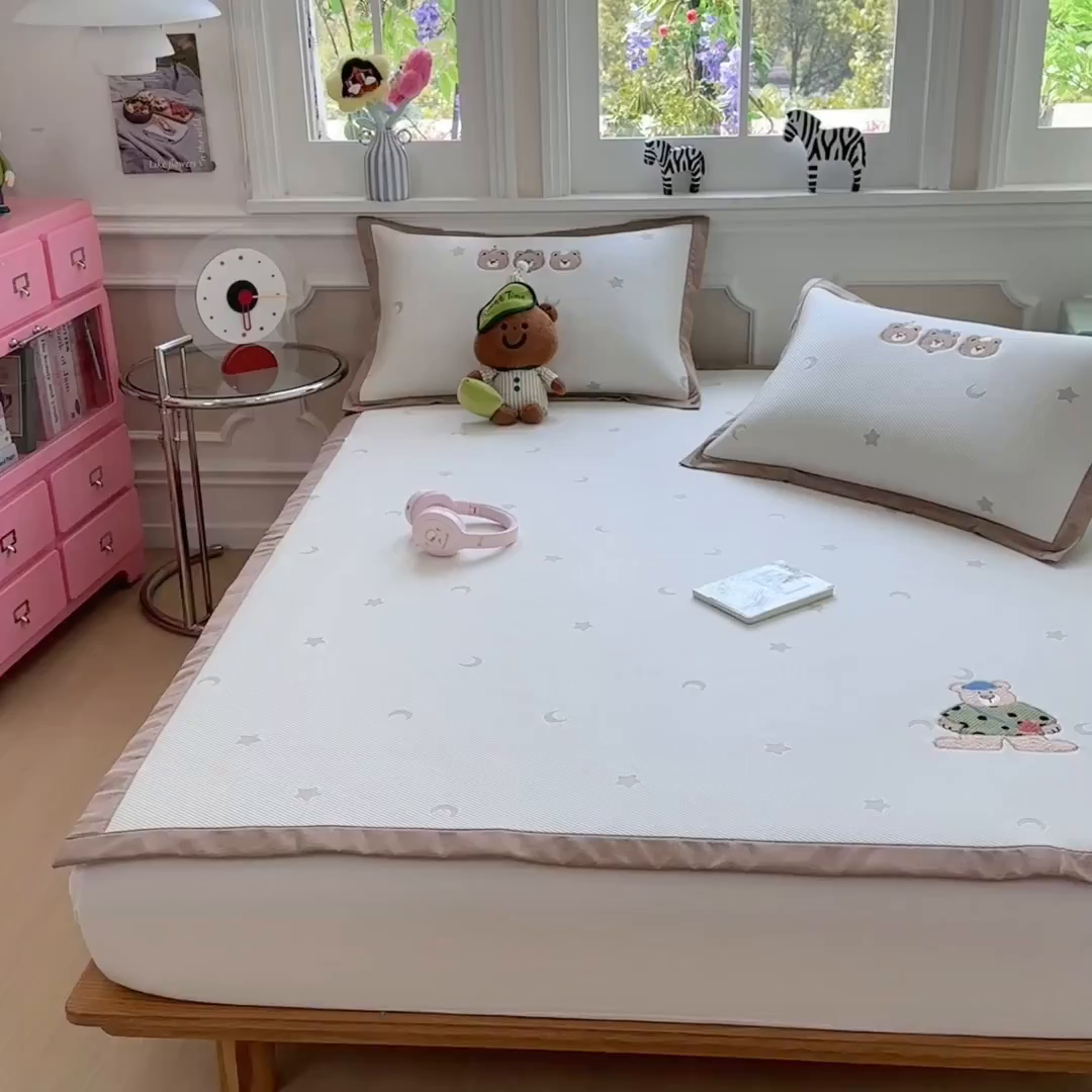 91家纺网 家纺一手货源 找家纺 眠多宝（绒多宝） 2026新款卡通网红风系列凉豆豆三件套 凉豆豆印加绣系列 A类凉豆豆床席床笠--床席款 呆酱熊