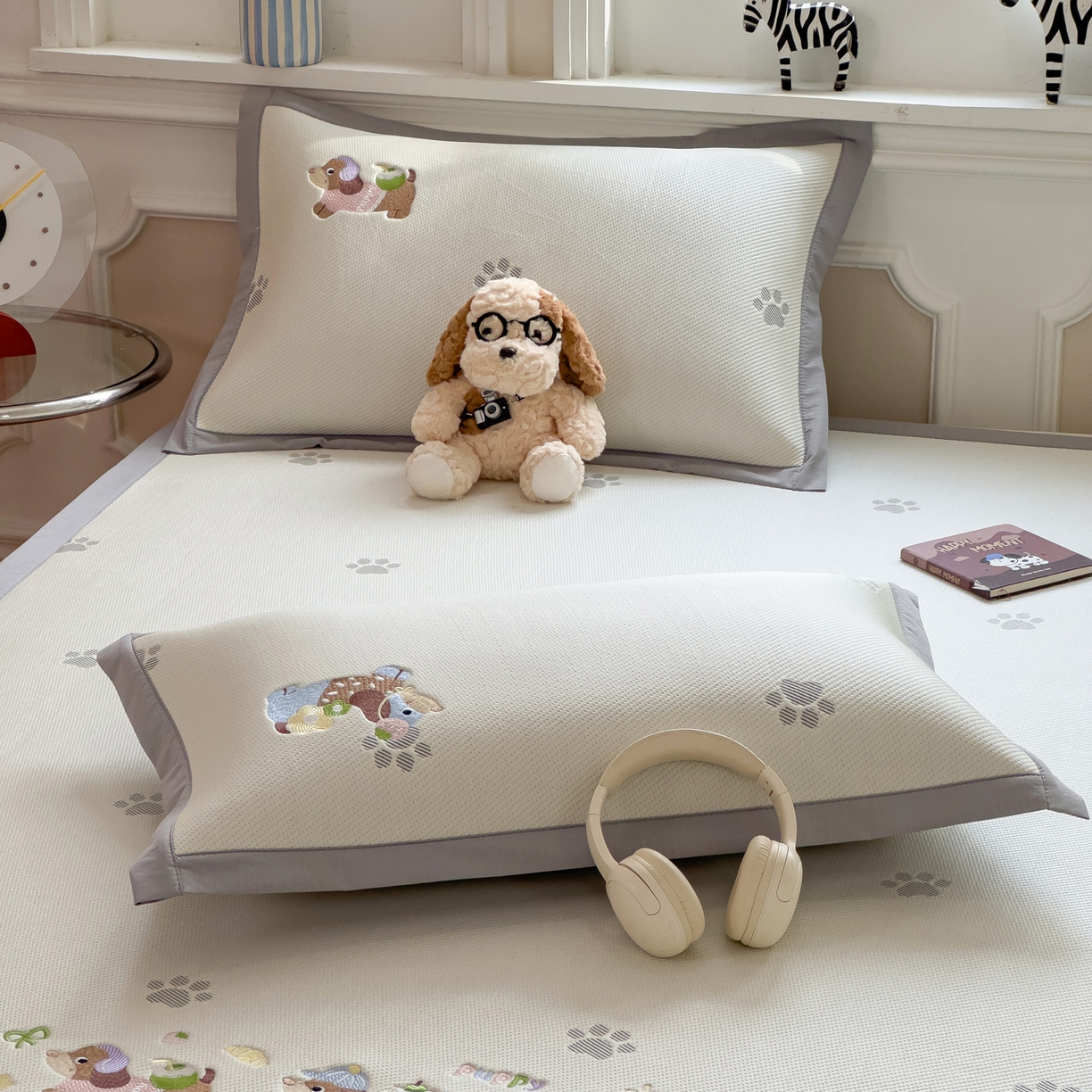 91家纺网 家纺一手货源 找家纺 眠多宝（绒多宝） 2026新款卡通网红风系列凉豆豆三件套 凉豆豆印加绣系列 A类凉豆豆床席床笠--床席款 灰爪腊肠犬