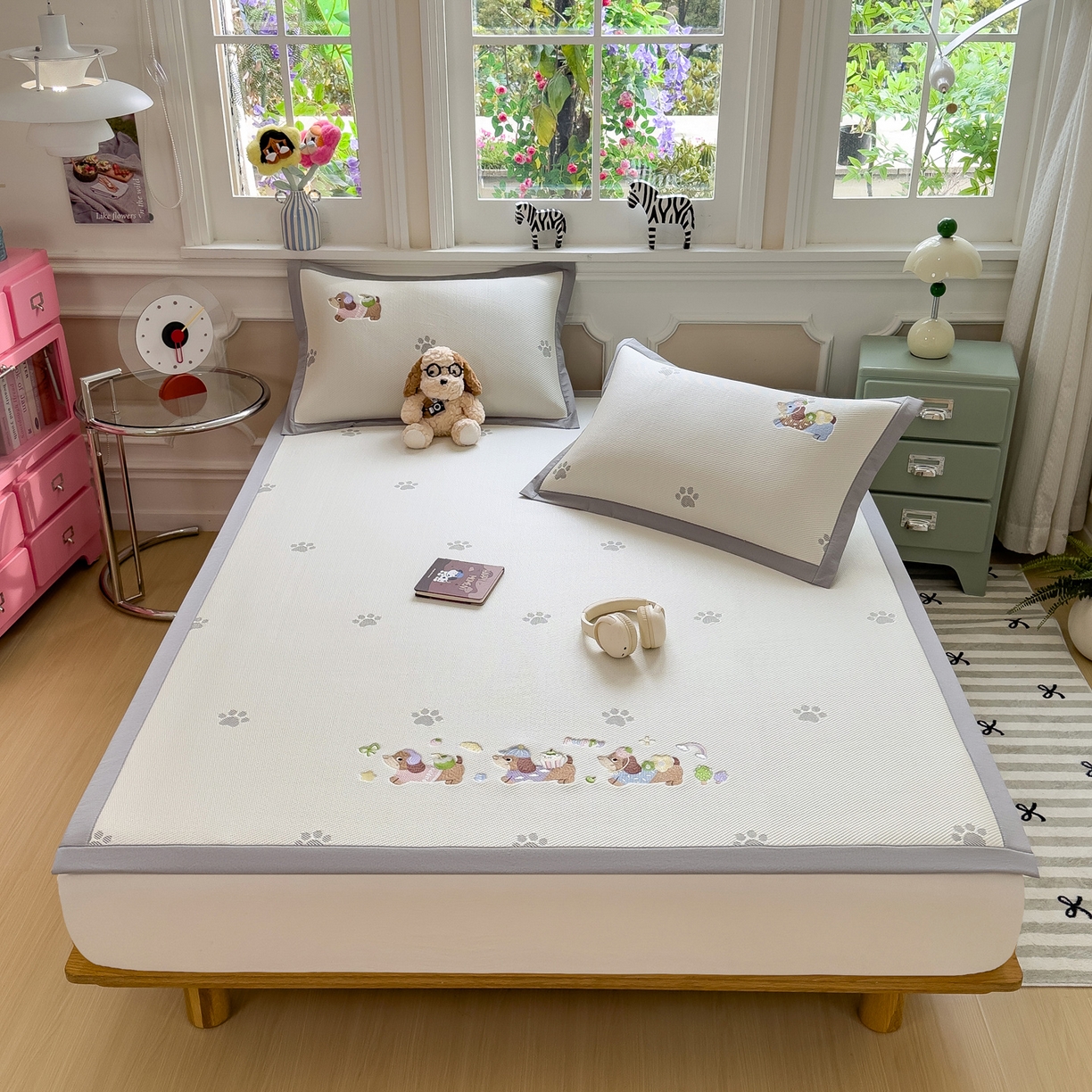 91家纺网 家纺一手货源 找家纺 眠多宝（绒多宝） 2026新款卡通网红风系列凉豆豆三件套 凉豆豆印加绣系列 A类凉豆豆床席床笠--床席款 灰爪腊肠犬