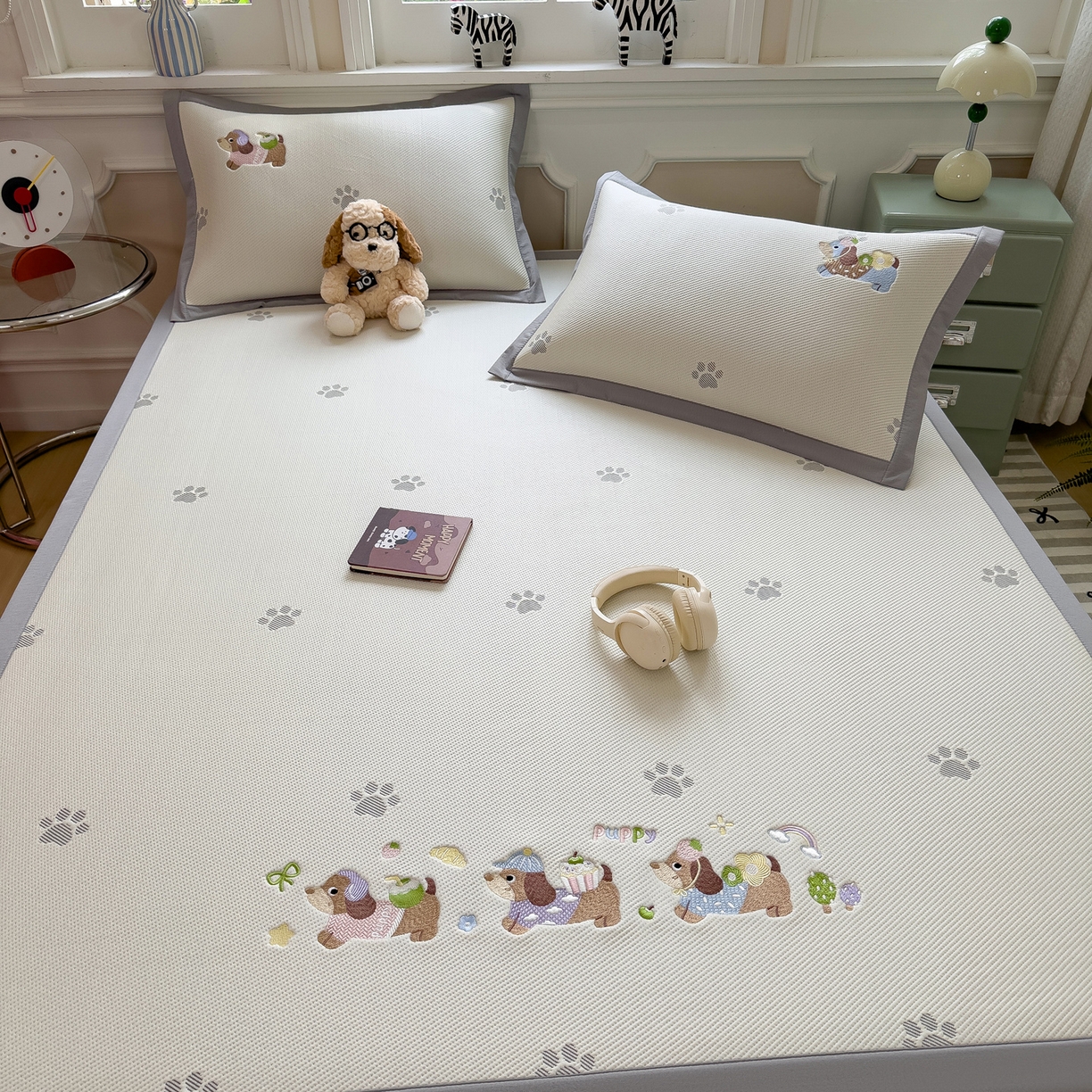 91家纺网 家纺一手货源 找家纺 眠多宝（绒多宝） 2026新款卡通网红风系列凉豆豆三件套 凉豆豆印加绣系列 A类凉豆豆床席床笠--床席款 灰爪腊肠犬