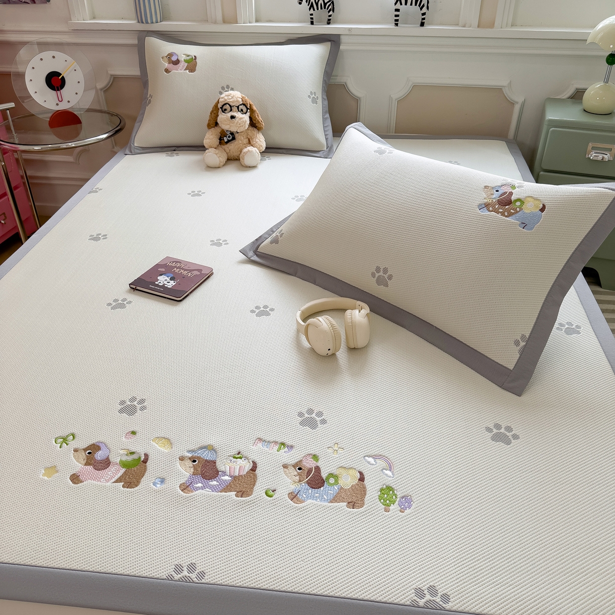 91家纺网 家纺一手货源 找家纺 眠多宝（绒多宝） 2026新款卡通网红风系列凉豆豆三件套 凉豆豆印加绣系列 A类凉豆豆床席床笠--床席款 灰爪腊肠犬