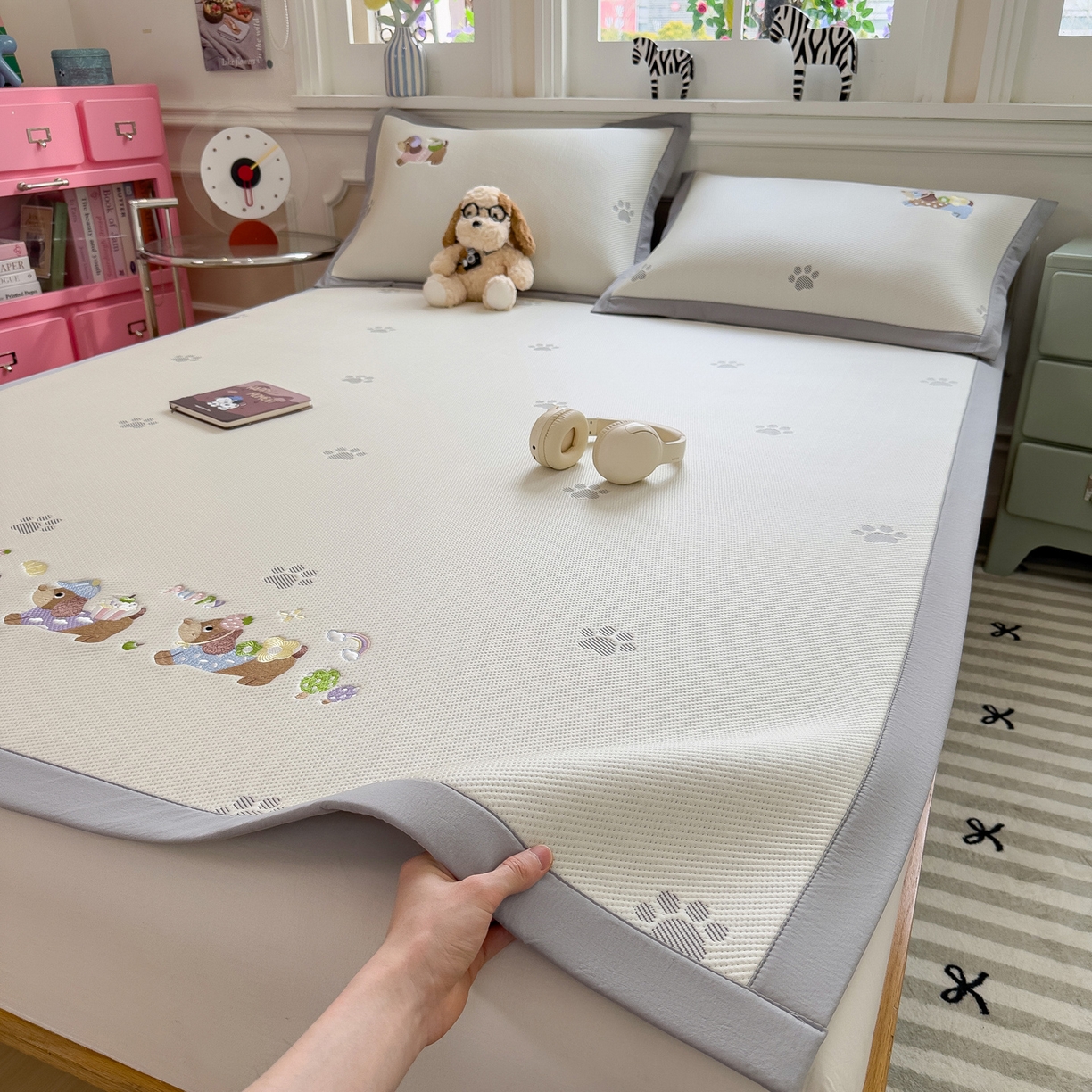 91家纺网 家纺一手货源 找家纺 眠多宝（绒多宝） 2026新款卡通网红风系列凉豆豆三件套 凉豆豆印加绣系列 A类凉豆豆床席床笠--床席款 灰爪腊肠犬