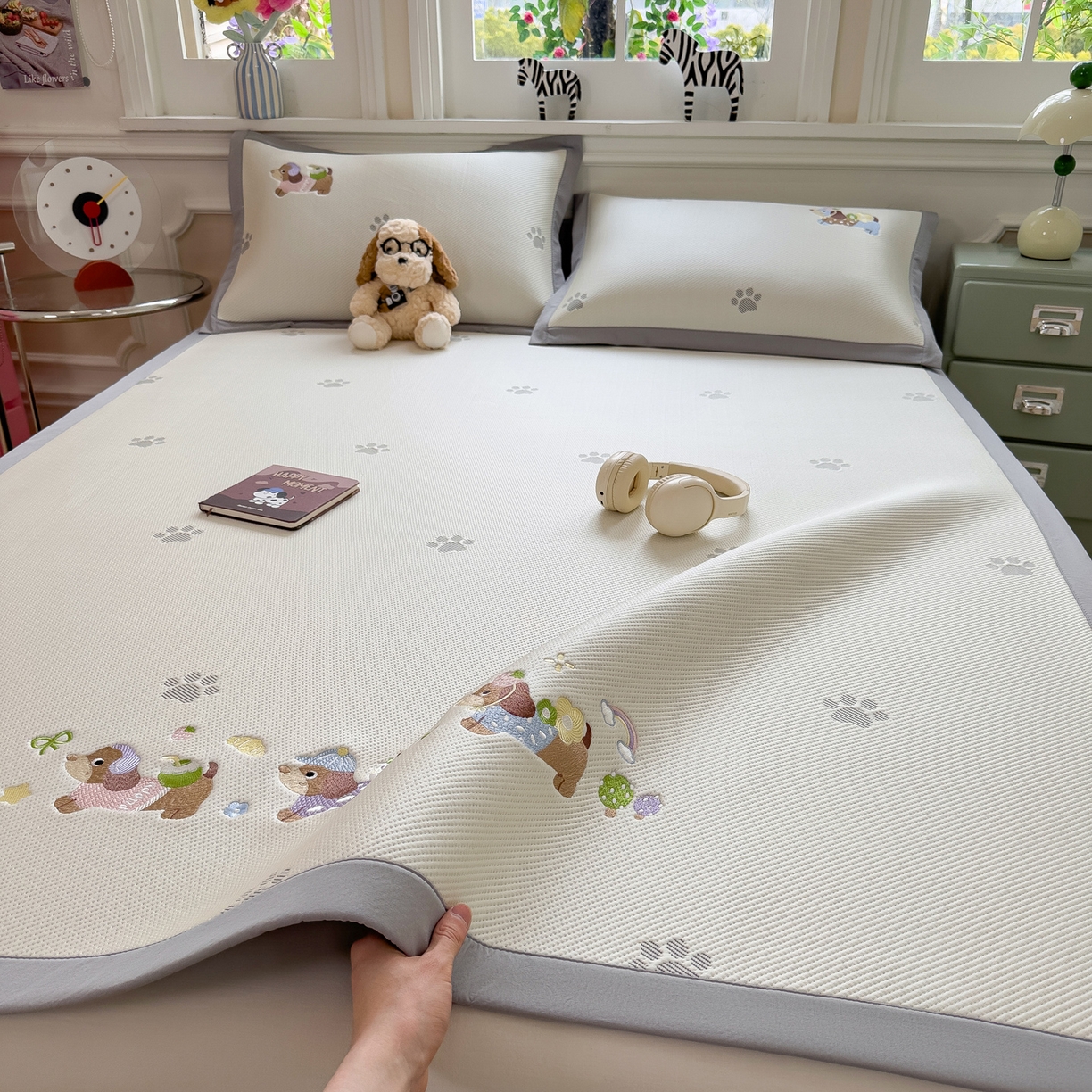 91家纺网 家纺一手货源 找家纺 眠多宝（绒多宝） 2026新款卡通网红风系列凉豆豆三件套 凉豆豆印加绣系列 A类凉豆豆床席床笠--床席款 灰爪腊肠犬