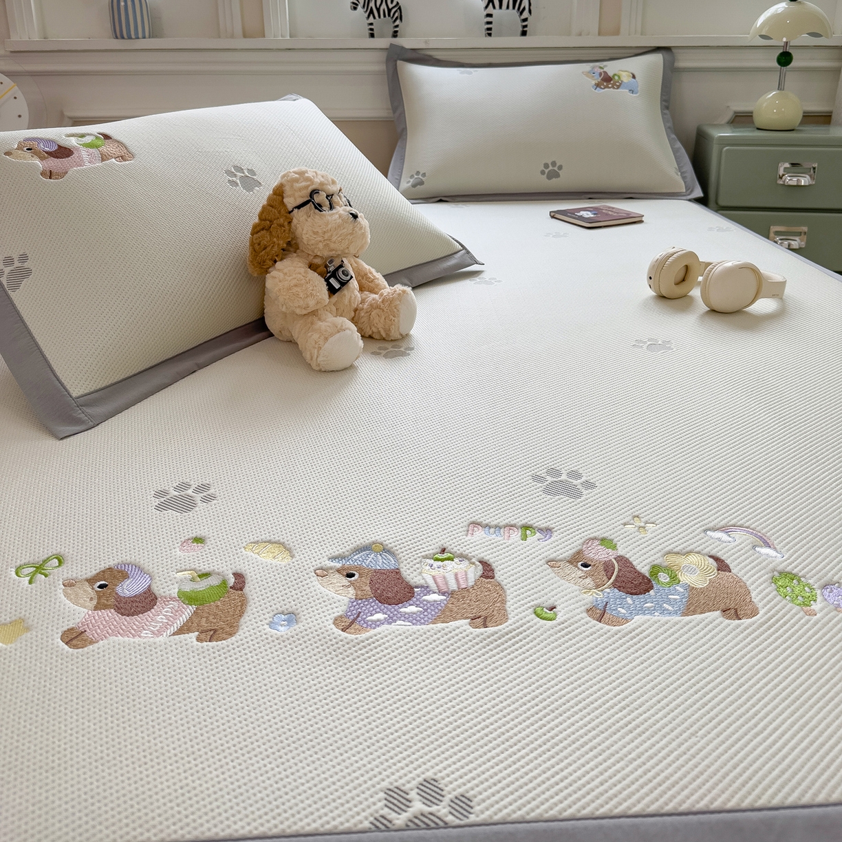 91家纺网 家纺一手货源 找家纺 眠多宝（绒多宝） 2026新款卡通网红风系列凉豆豆三件套 凉豆豆印加绣系列 A类凉豆豆床席床笠--床席款 灰爪腊肠犬