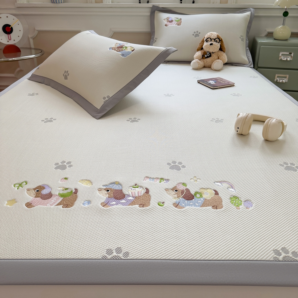 91家纺网 家纺一手货源 找家纺 眠多宝（绒多宝） 2026新款卡通网红风系列凉豆豆三件套 凉豆豆印加绣系列 A类凉豆豆床席床笠--床席款 灰爪腊肠犬