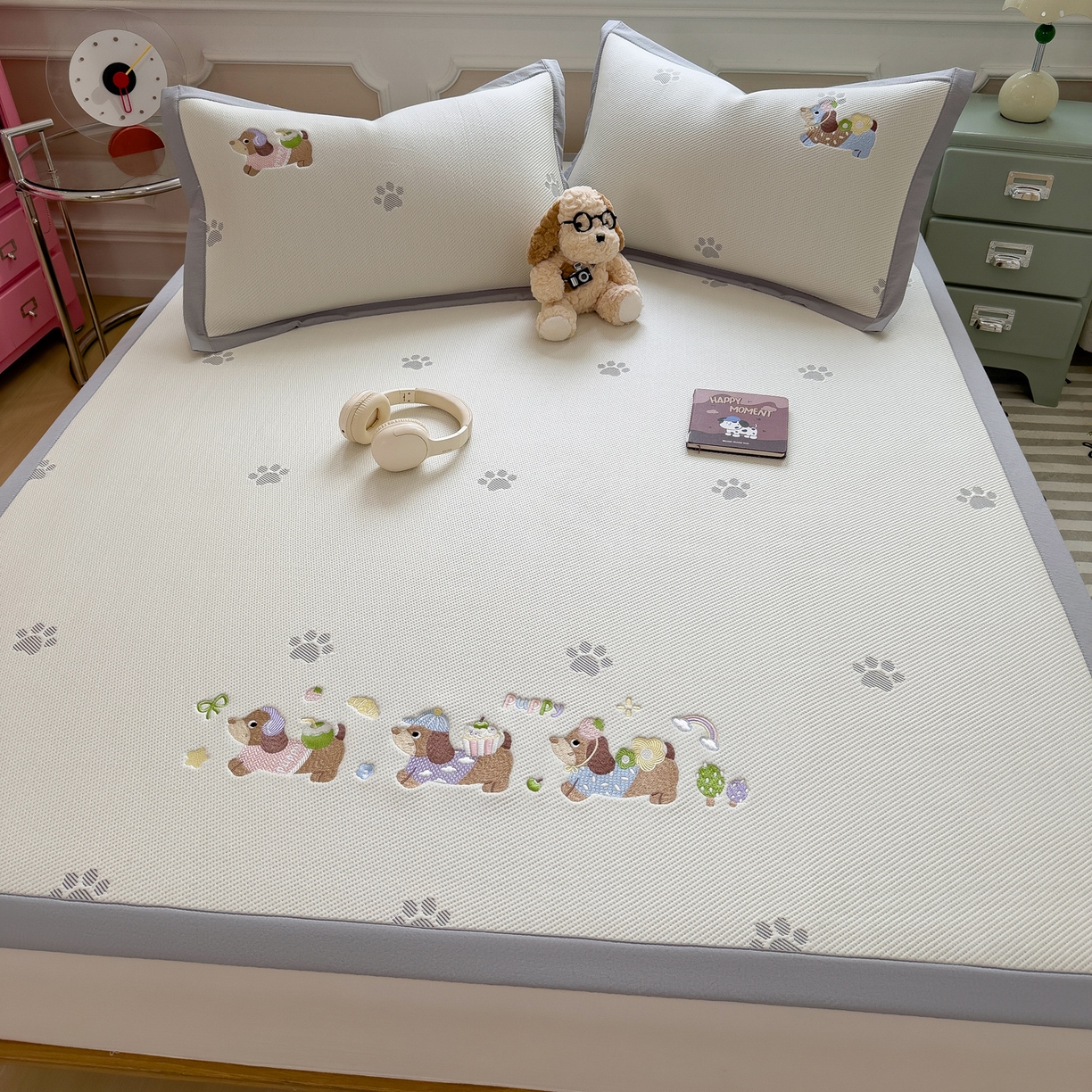 91家纺网 家纺一手货源 找家纺 眠多宝（绒多宝） 2026新款卡通网红风系列凉豆豆三件套 凉豆豆印加绣系列 A类凉豆豆床席床笠--床席款 灰爪腊肠犬