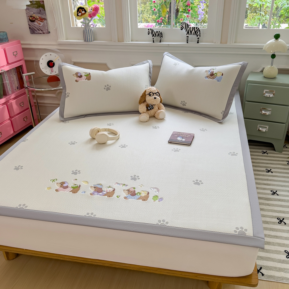 91家纺网 家纺一手货源 找家纺 眠多宝（绒多宝） 2026新款卡通网红风系列凉豆豆三件套 凉豆豆印加绣系列 A类凉豆豆床席床笠--床席款 灰爪腊肠犬