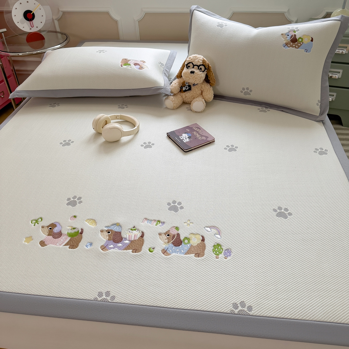 91家纺网 家纺一手货源 找家纺 眠多宝（绒多宝） 2026新款卡通网红风系列凉豆豆三件套 凉豆豆印加绣系列 A类凉豆豆床席床笠--床席款 灰爪腊肠犬