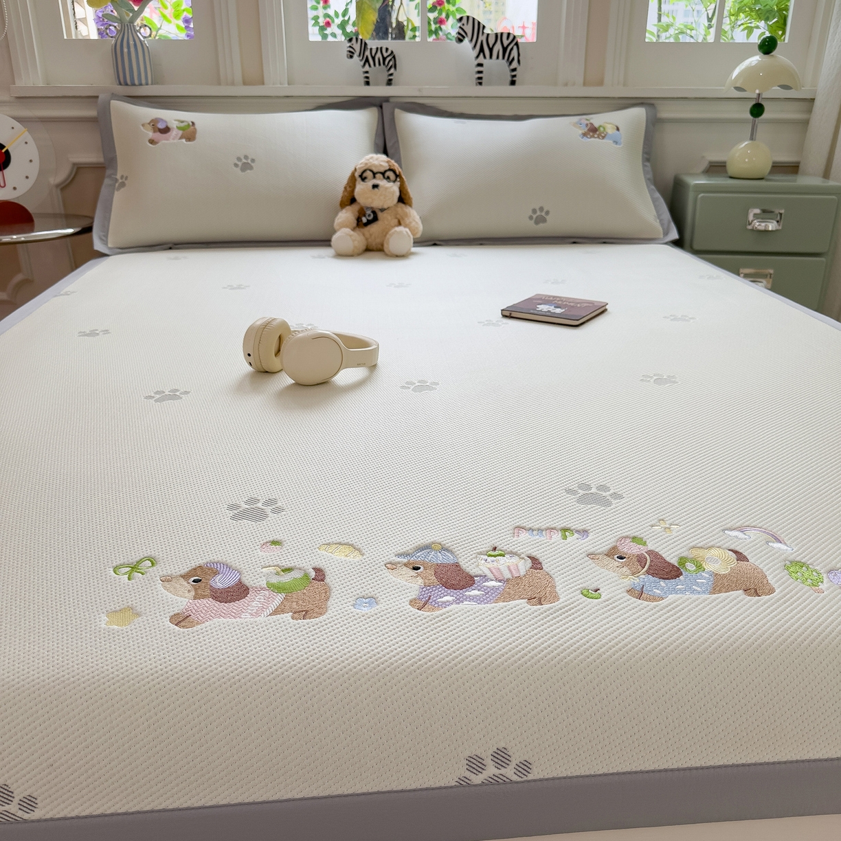 91家纺网 家纺一手货源 找家纺 眠多宝（绒多宝） 2026新款卡通网红风系列凉豆豆三件套 凉豆豆印加绣系列 A类凉豆豆床席床笠--床席款 灰爪腊肠犬