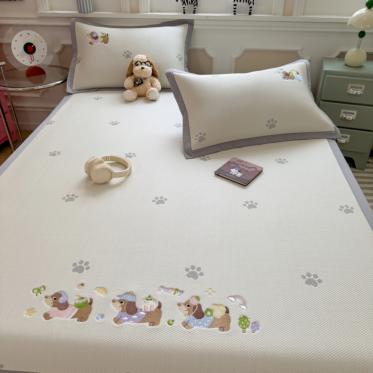 91家纺网 家纺一手货源 找家纺 眠多宝（绒多宝） 2026新款卡通网红风系列凉豆豆三件套 凉豆豆印加绣系列 A类凉豆豆床席床笠--床席款 灰爪腊肠犬