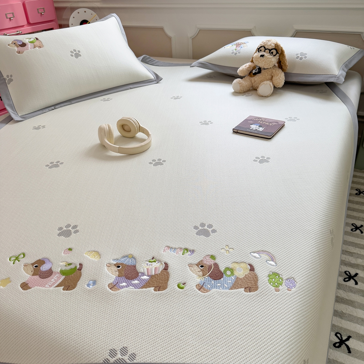 91家纺网 家纺一手货源 找家纺 眠多宝（绒多宝） 2026新款卡通网红风系列凉豆豆三件套 凉豆豆印加绣系列 A类凉豆豆床席床笠--床席款 灰爪腊肠犬