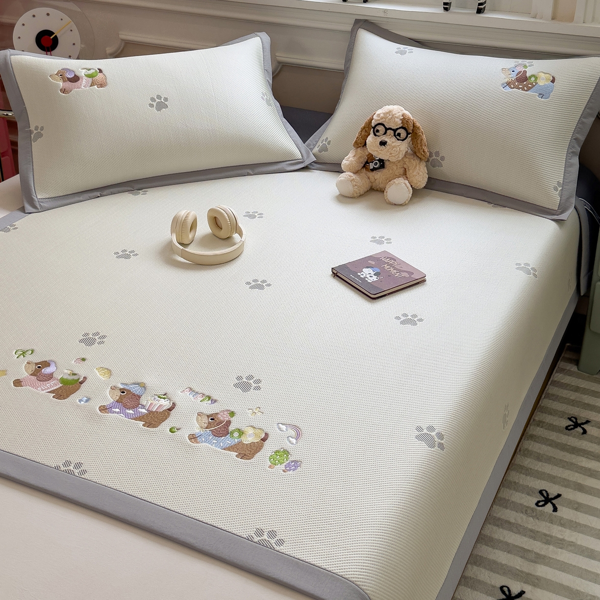 91家纺网 家纺一手货源 找家纺 眠多宝（绒多宝） 2026新款卡通网红风系列凉豆豆三件套 凉豆豆印加绣系列 A类凉豆豆床席床笠--床席款 灰爪腊肠犬